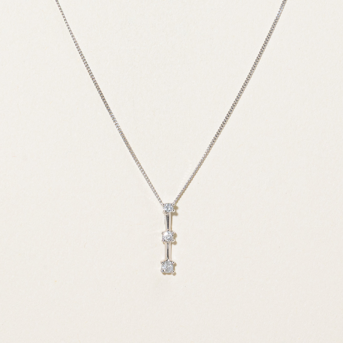 Collier pendentif colonne à trois diamants | 0,11 ct | 45,7 cm