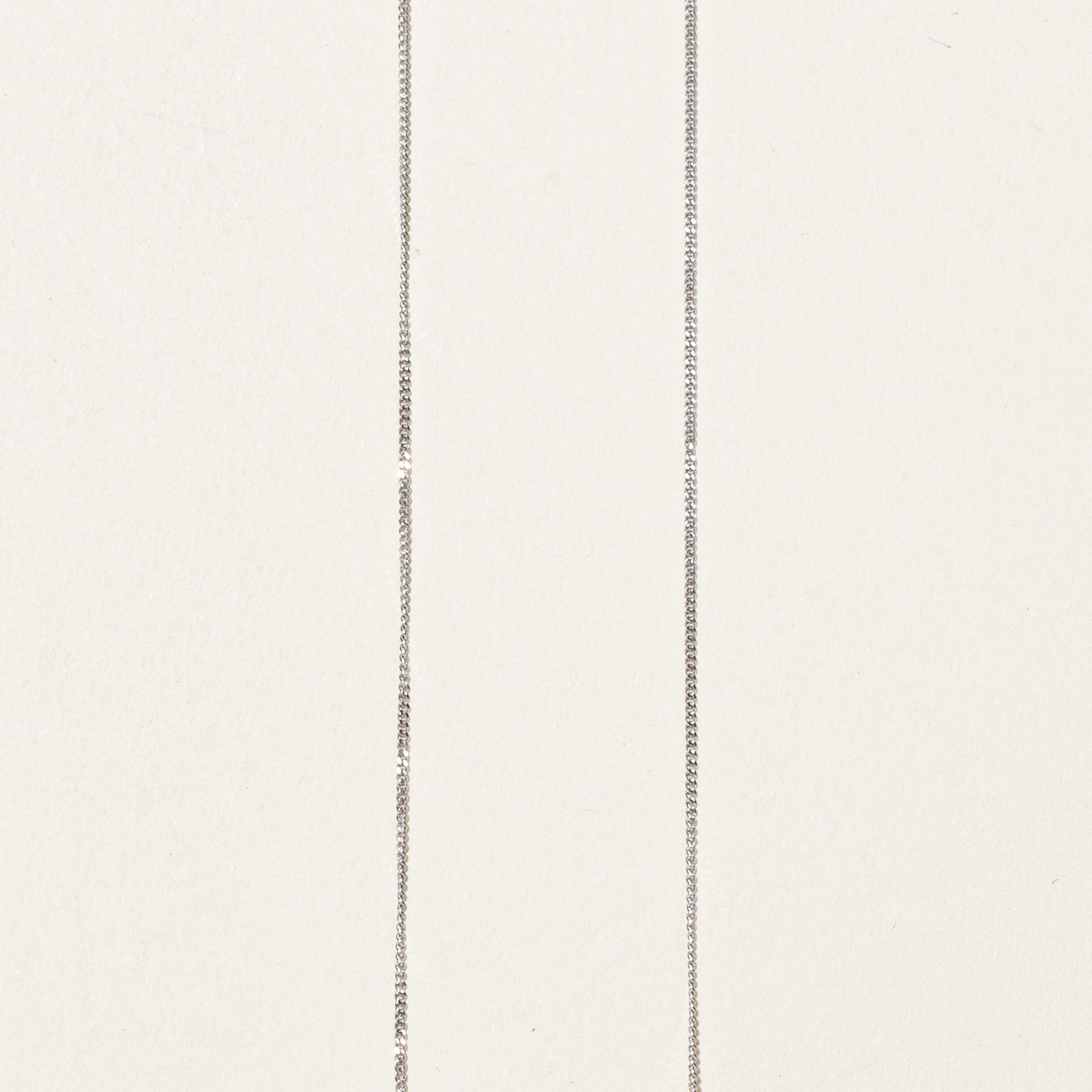Collier pendentif colonne à trois diamants | 0,11 ct | 45,7 cm