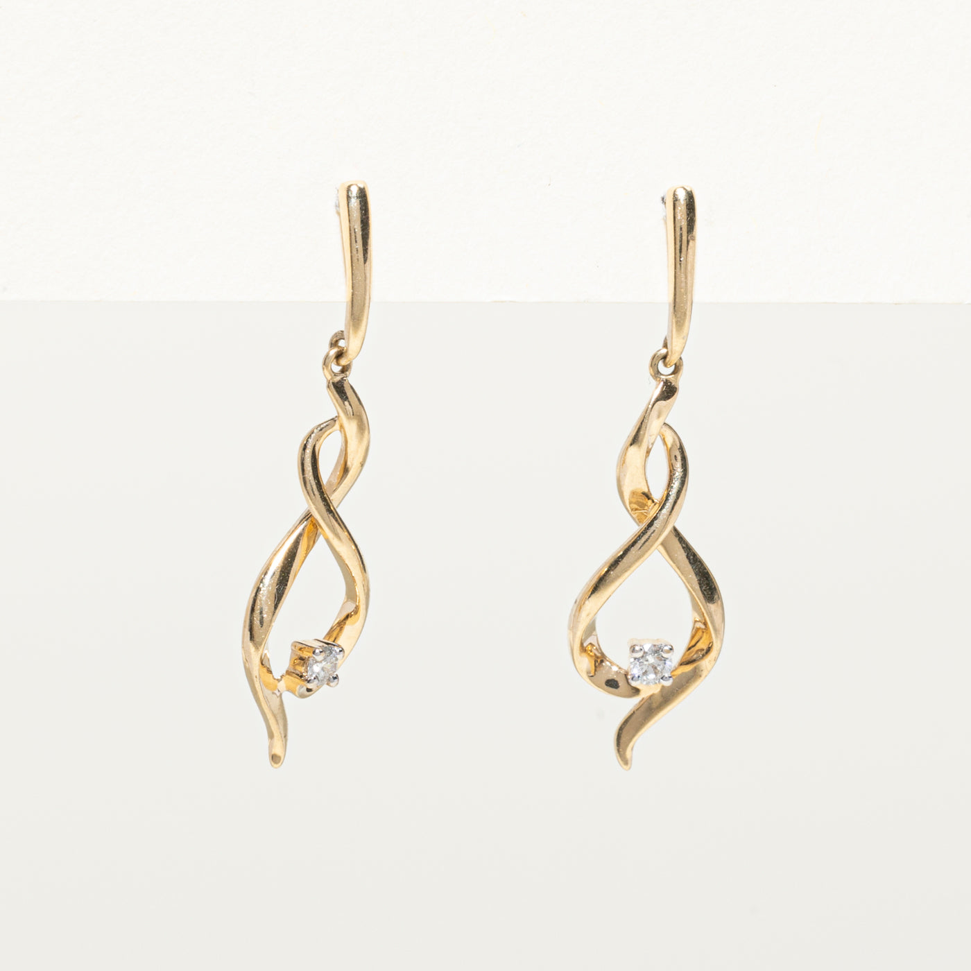 Boucles d'oreilles pendantes torsadées en diamants | 0,04 ct