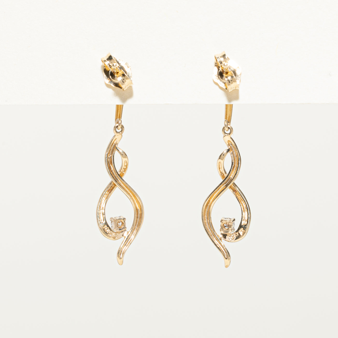 Boucles d'oreilles pendantes torsadées en diamants | 0,04 ct