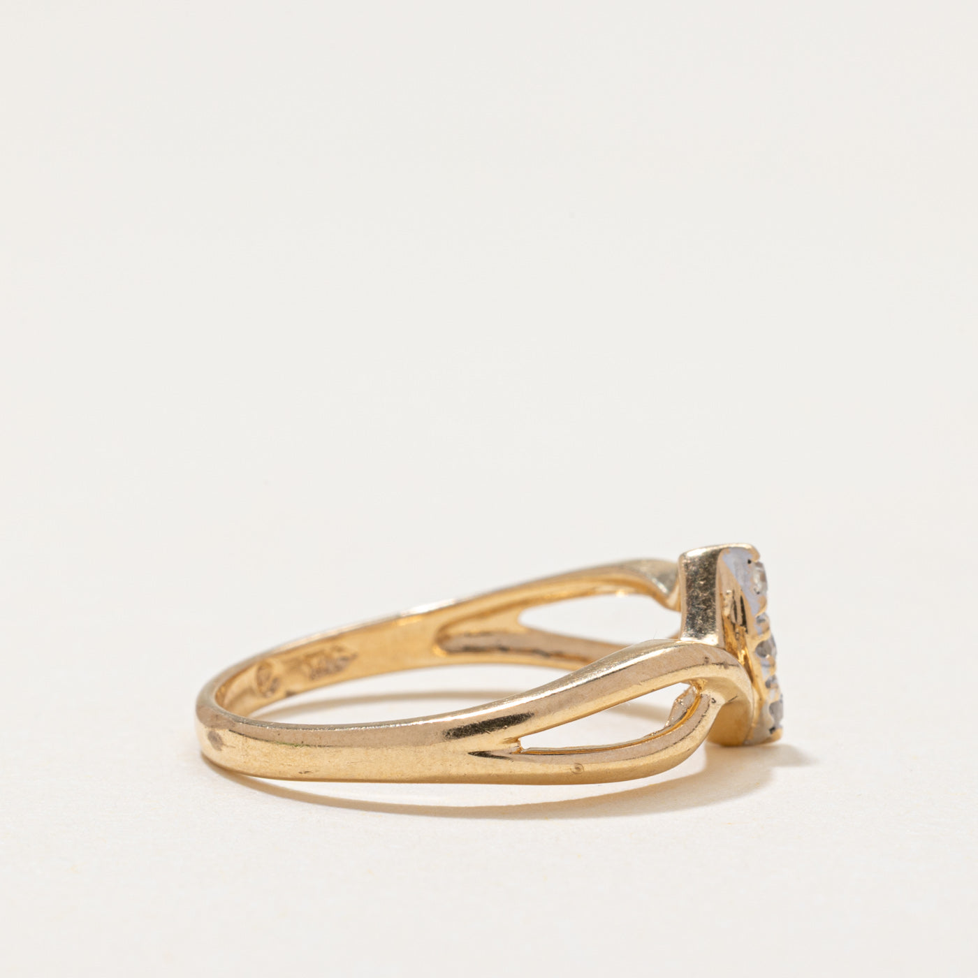 Diamond Column Twisted Ring | 0.05ctw | SZ 6