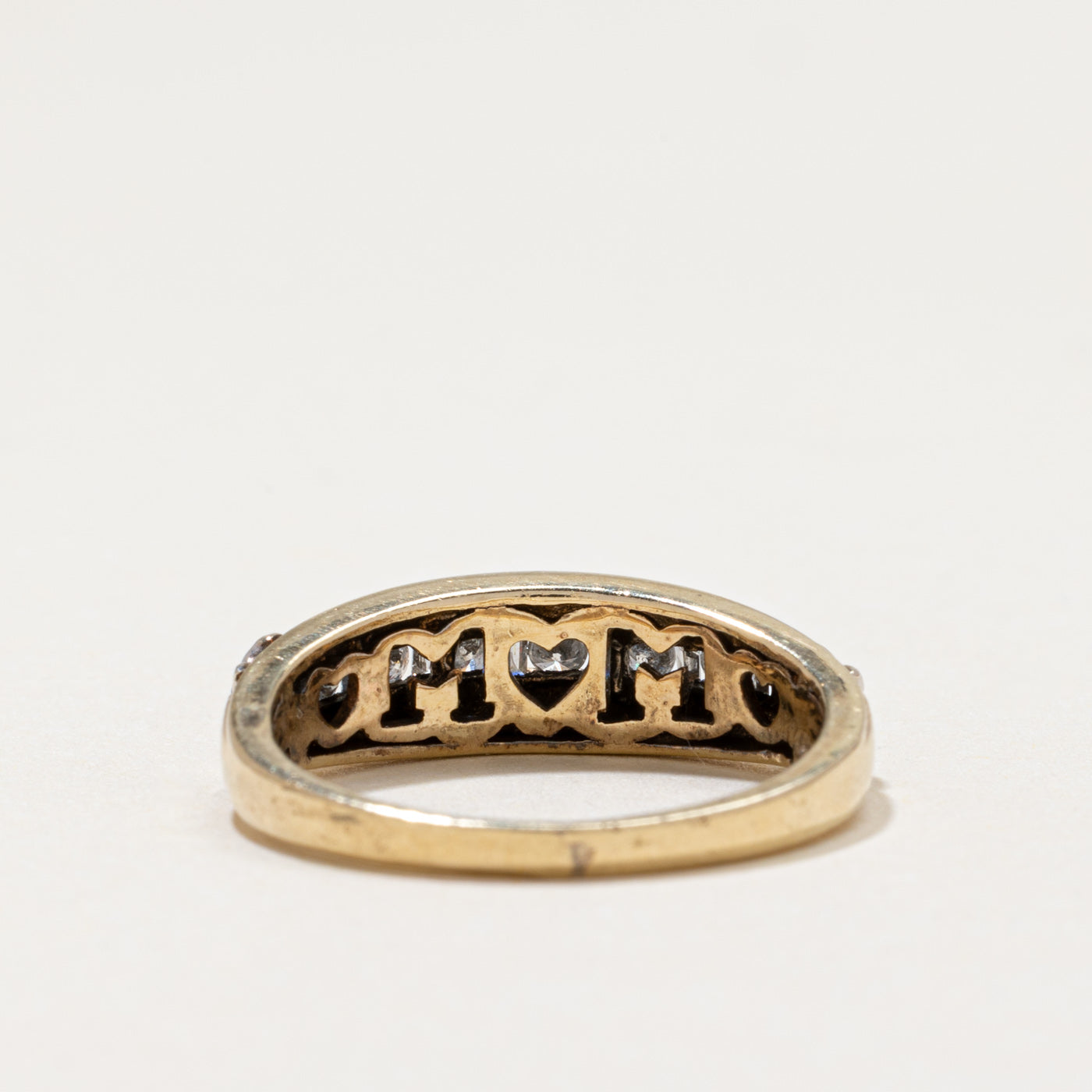 Bague sertie de diamants en canal et inscription « Maman » cachée | 0,17 ct | Taille 5,25