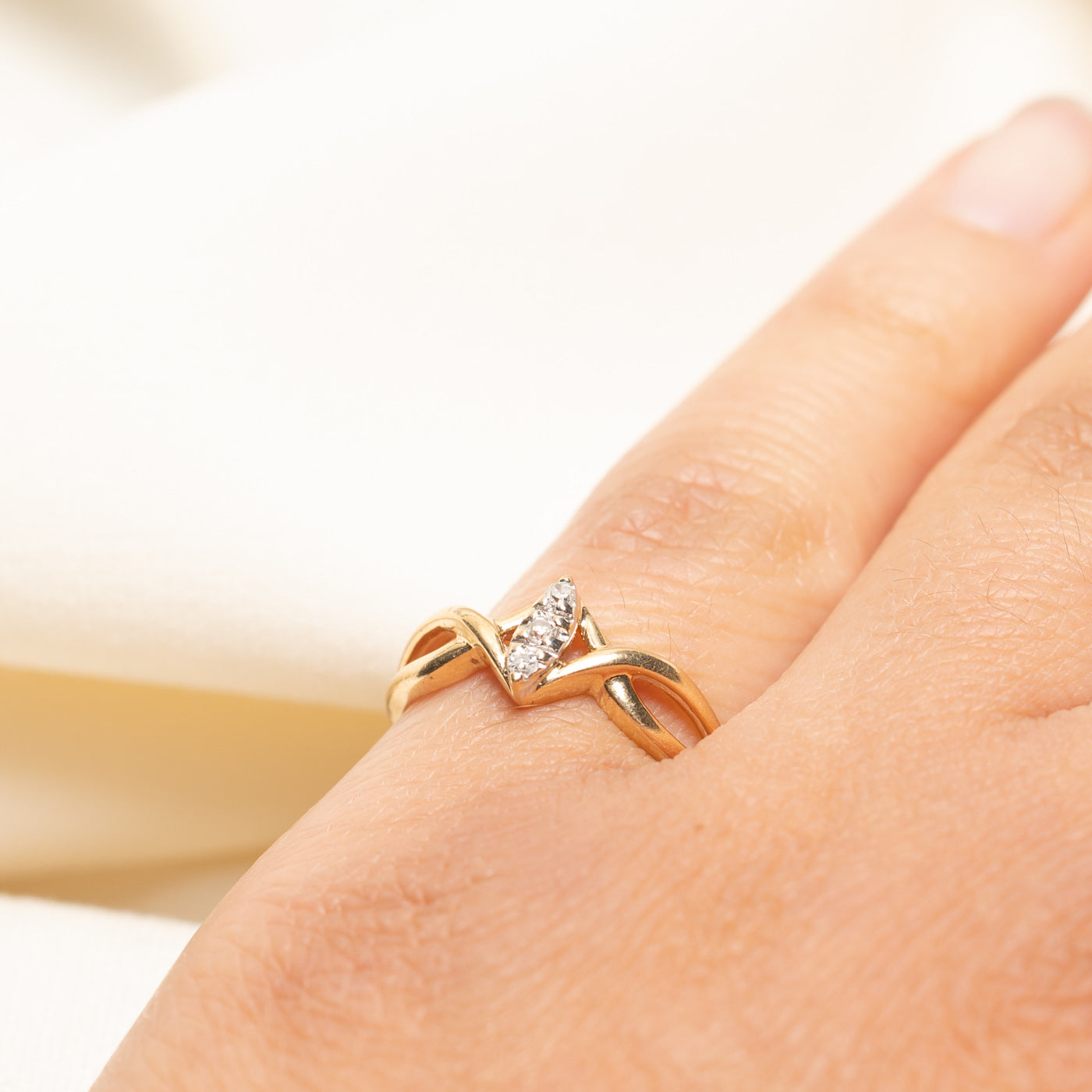 Diamond Column Twisted Ring | 0.05ctw | SZ 6