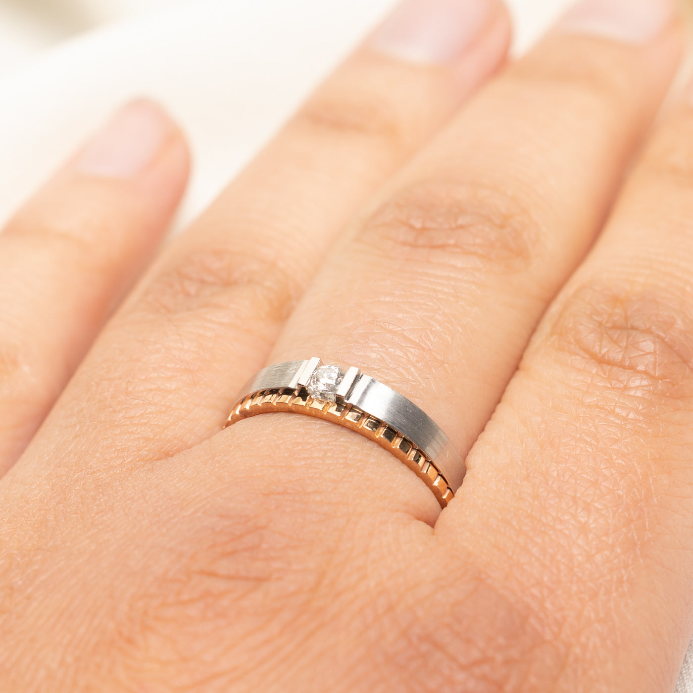 Alliance bicolore demi-cannelée sertie de diamants | 0,095 ct | Taille 8,5