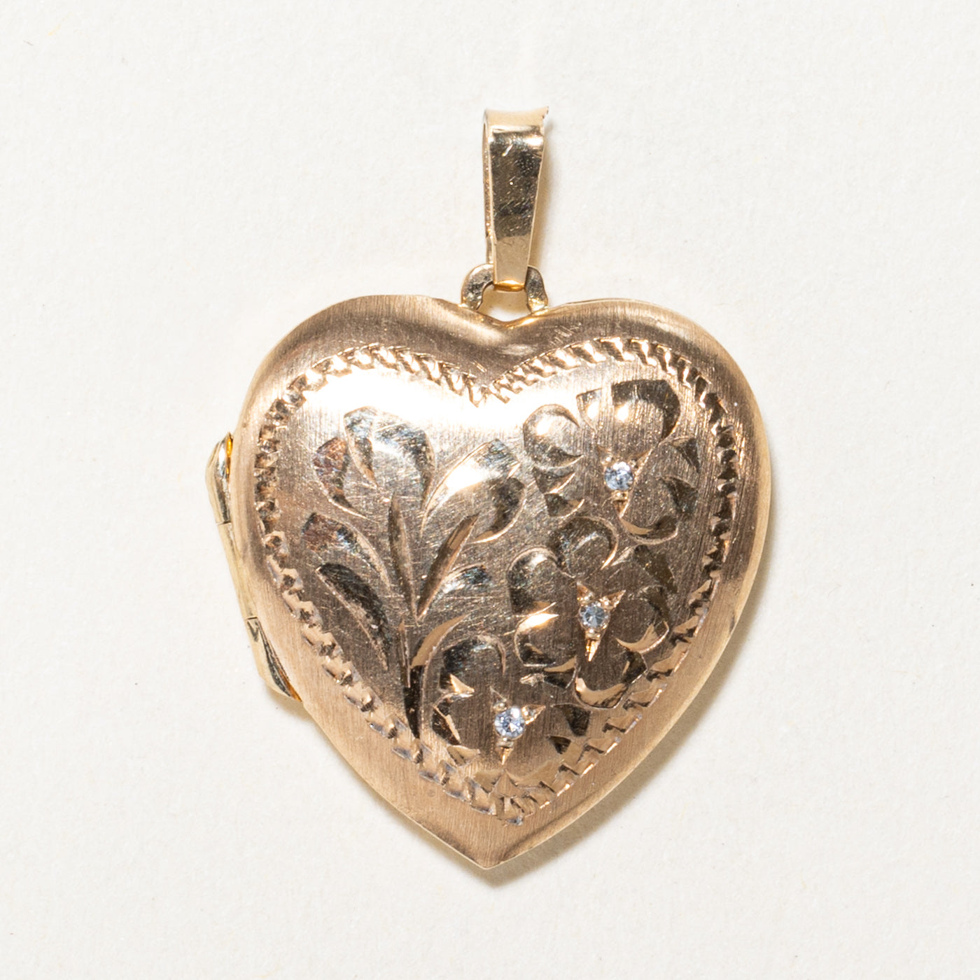 Pendentif médaillon en forme de cœur, orné de diamants et gravé de motifs floraux | 0,02 ct