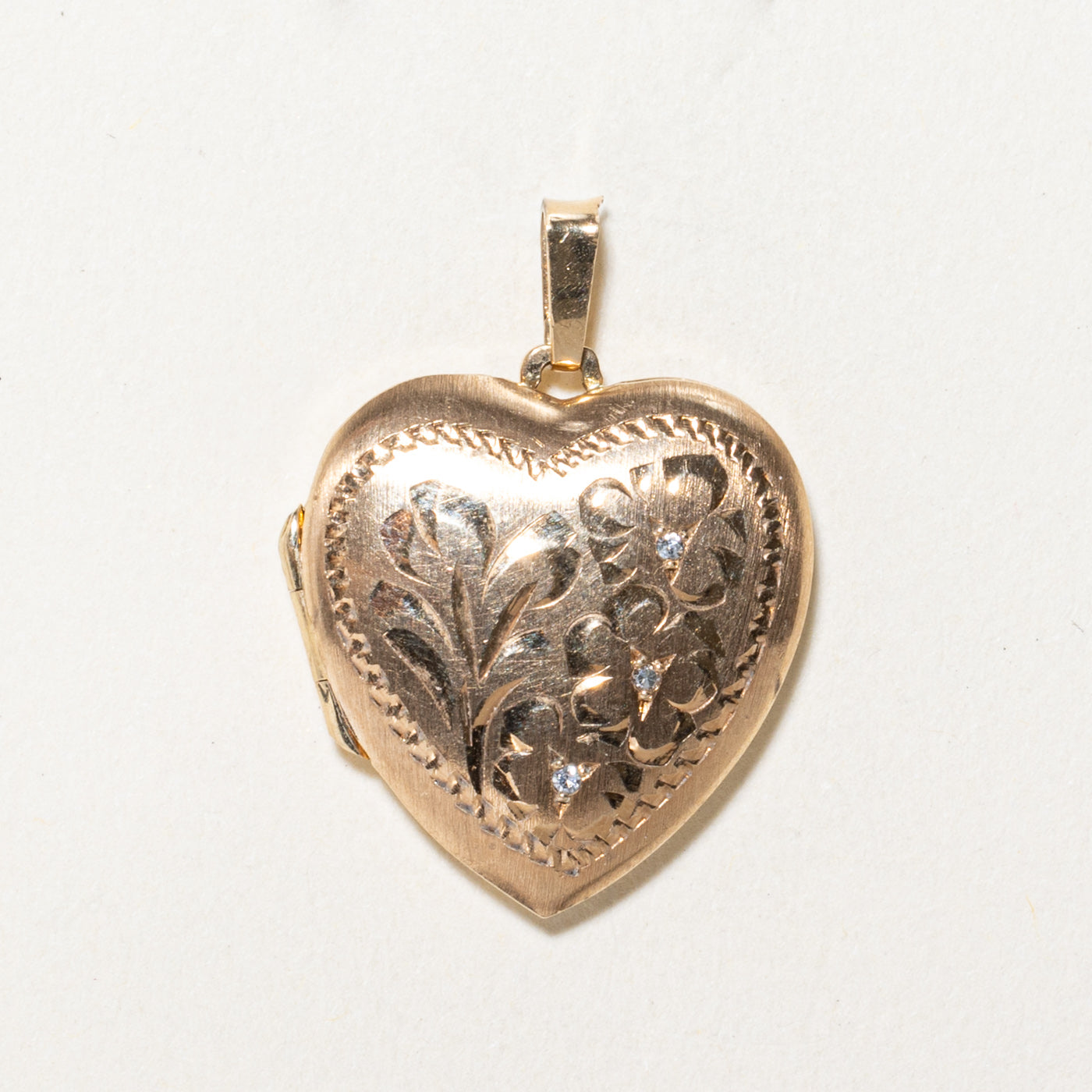 Pendentif médaillon en forme de cœur, orné de diamants et gravé de motifs floraux | 0,02 ct