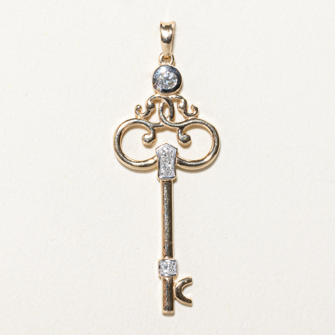 Diamond Key Pendant | 0.15ctw