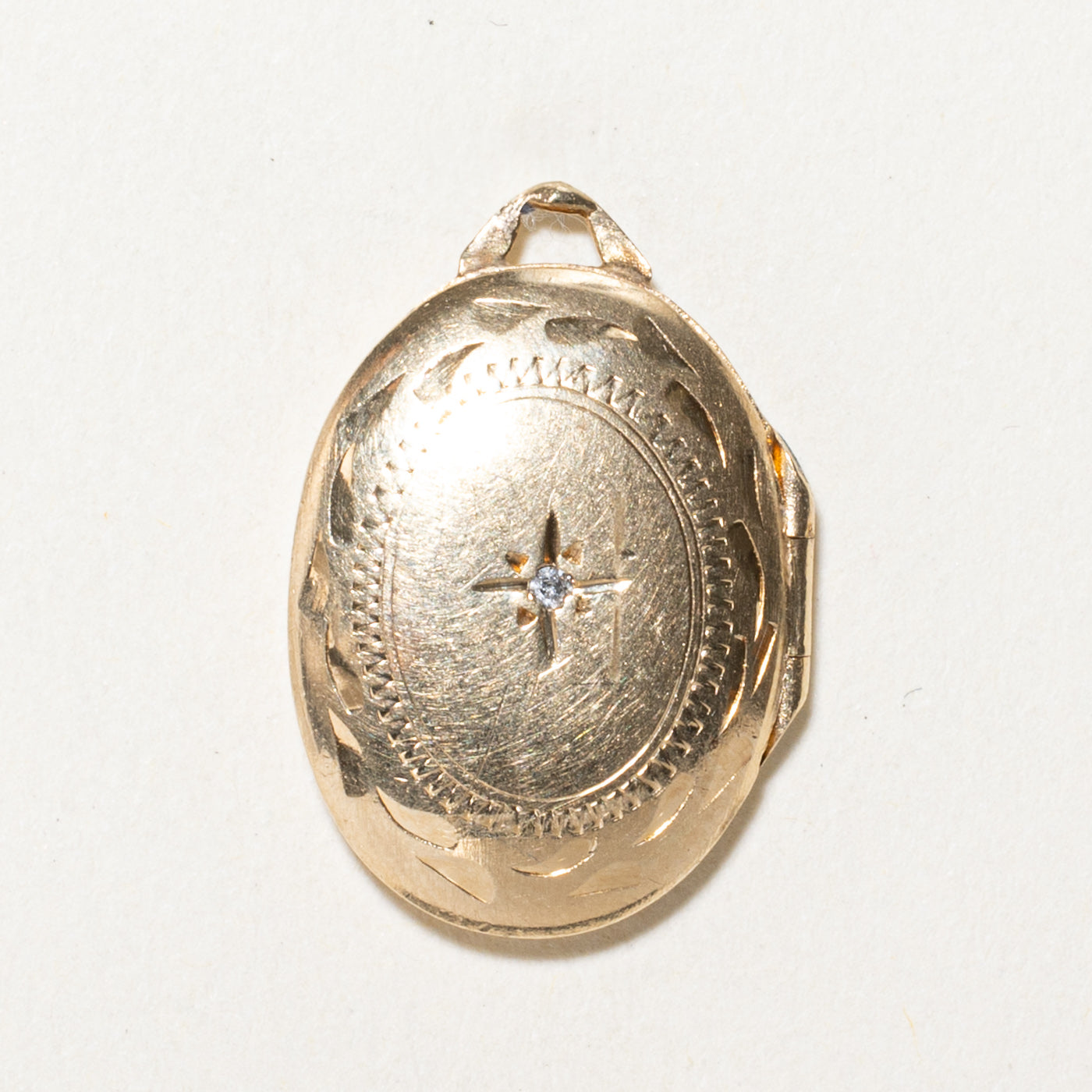Médaillon ovale serti de diamants en forme d'étoile | 0,01 ct