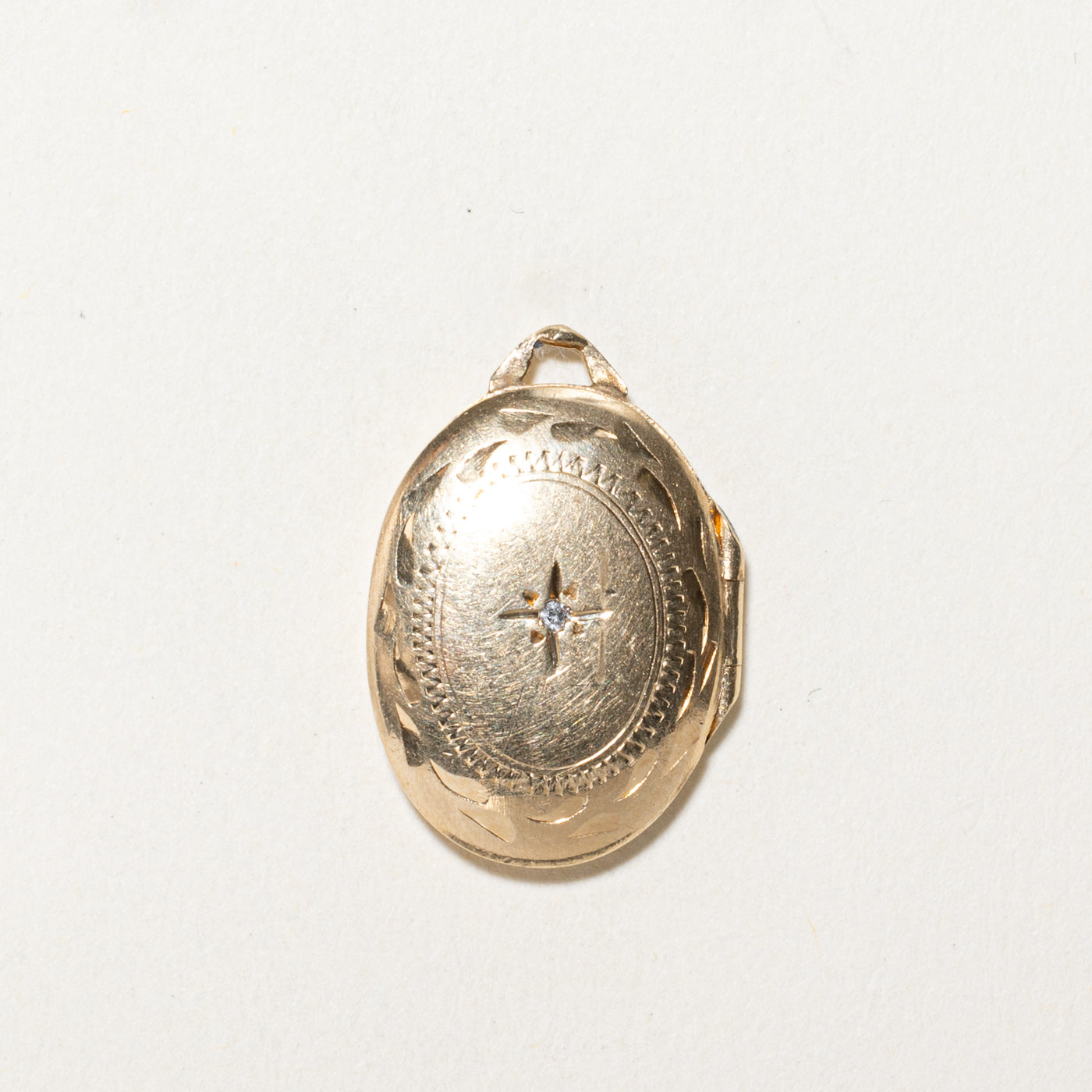 Médaillon ovale serti de diamants en forme d'étoile | 0,01 ct
