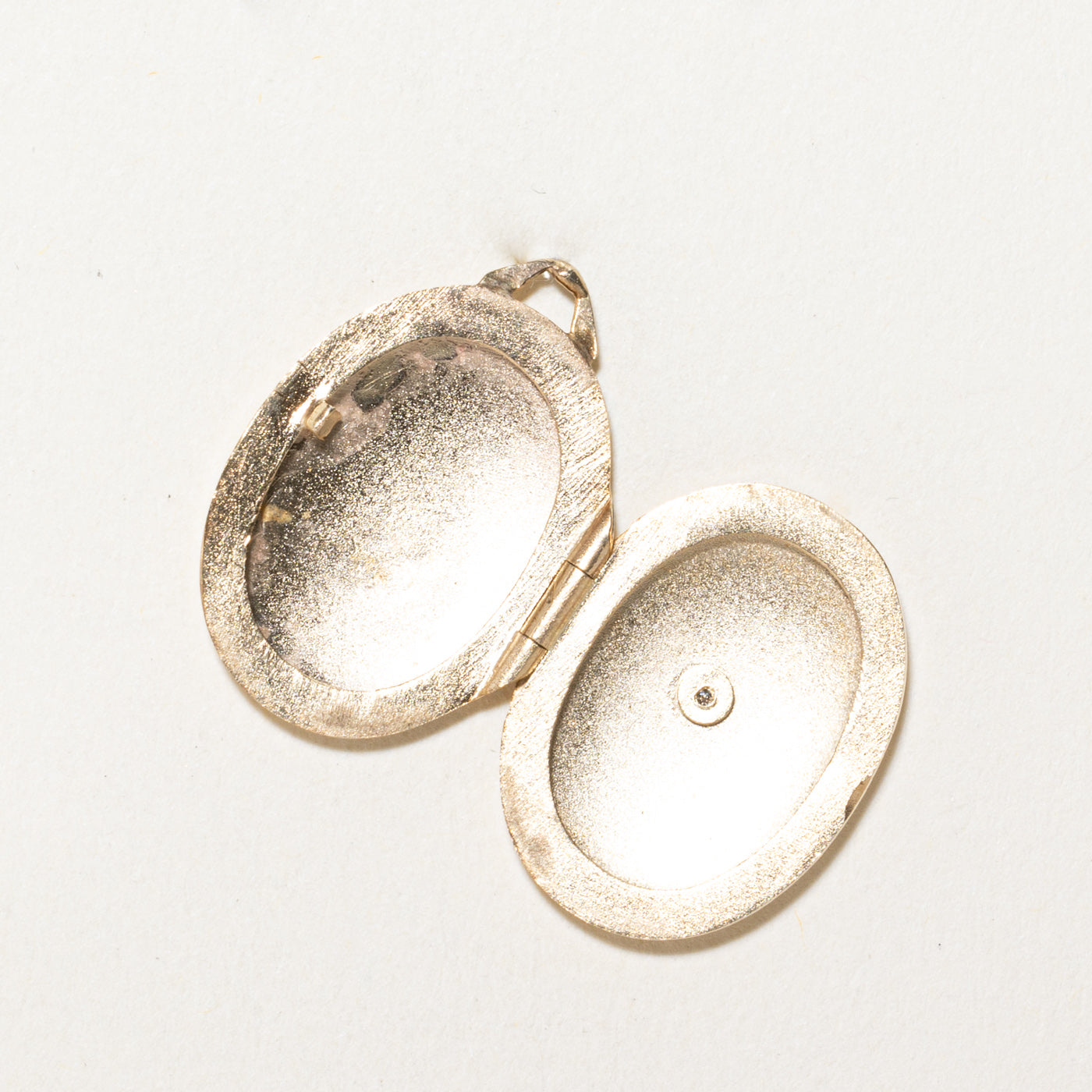Médaillon ovale serti de diamants en forme d'étoile | 0,01 ct