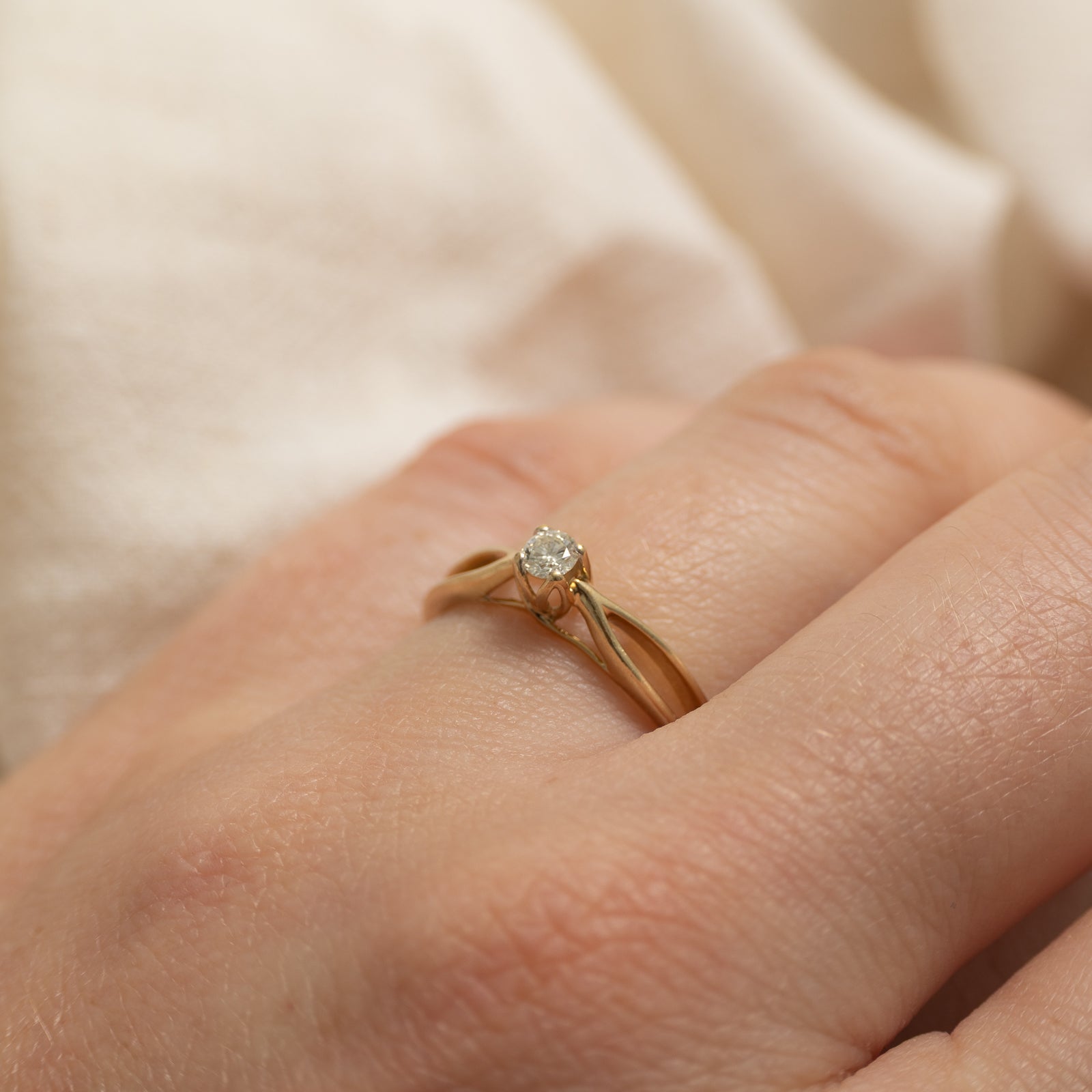 10k Solitaire Diamond Split Shank Ring | 0.10ct | SZ 5.75