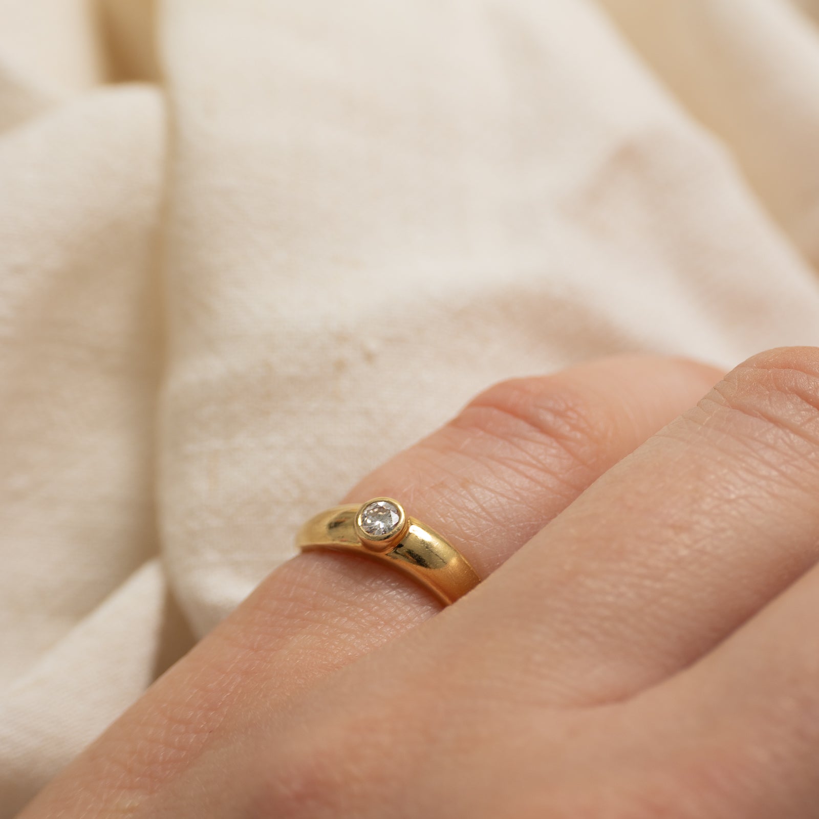 18k Bezel Set Diamond Wavy Ring | 0.09ct | SZ 3