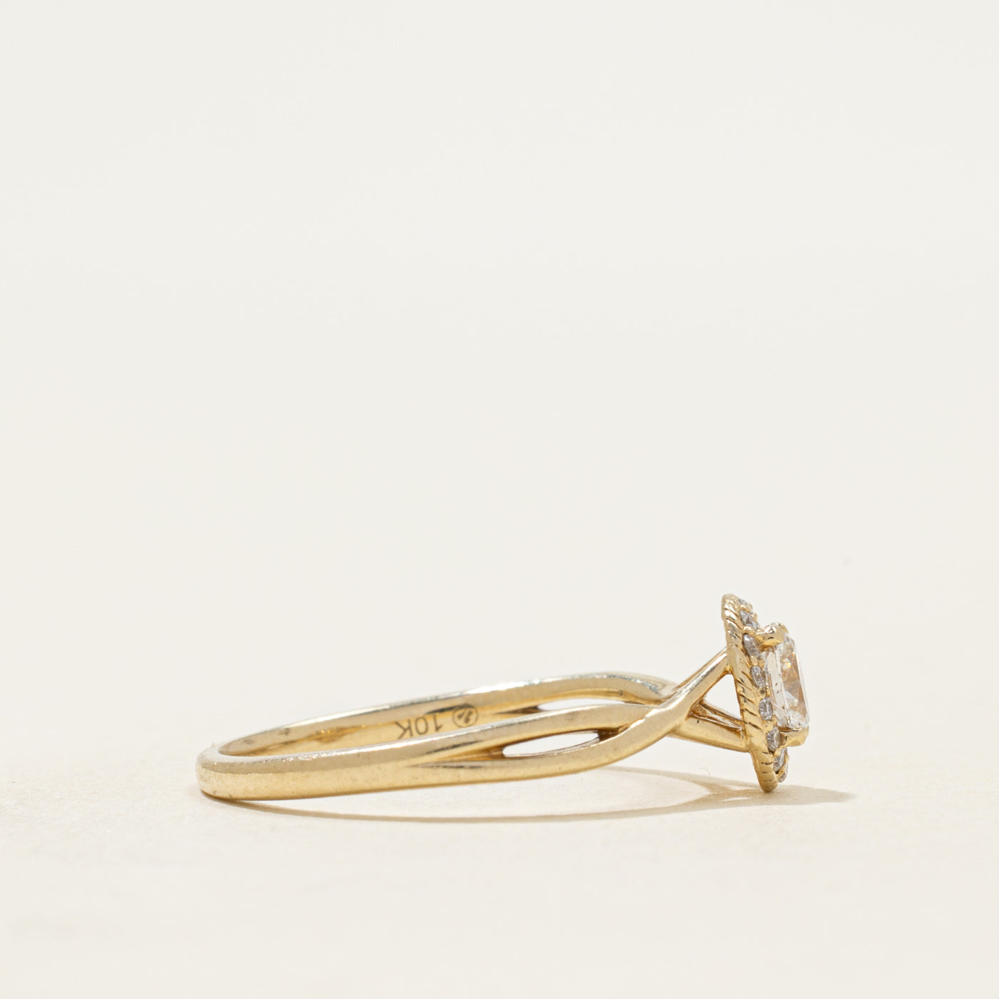 Diamond Halo Twisted Ring | 0.26ctw | SZ 6