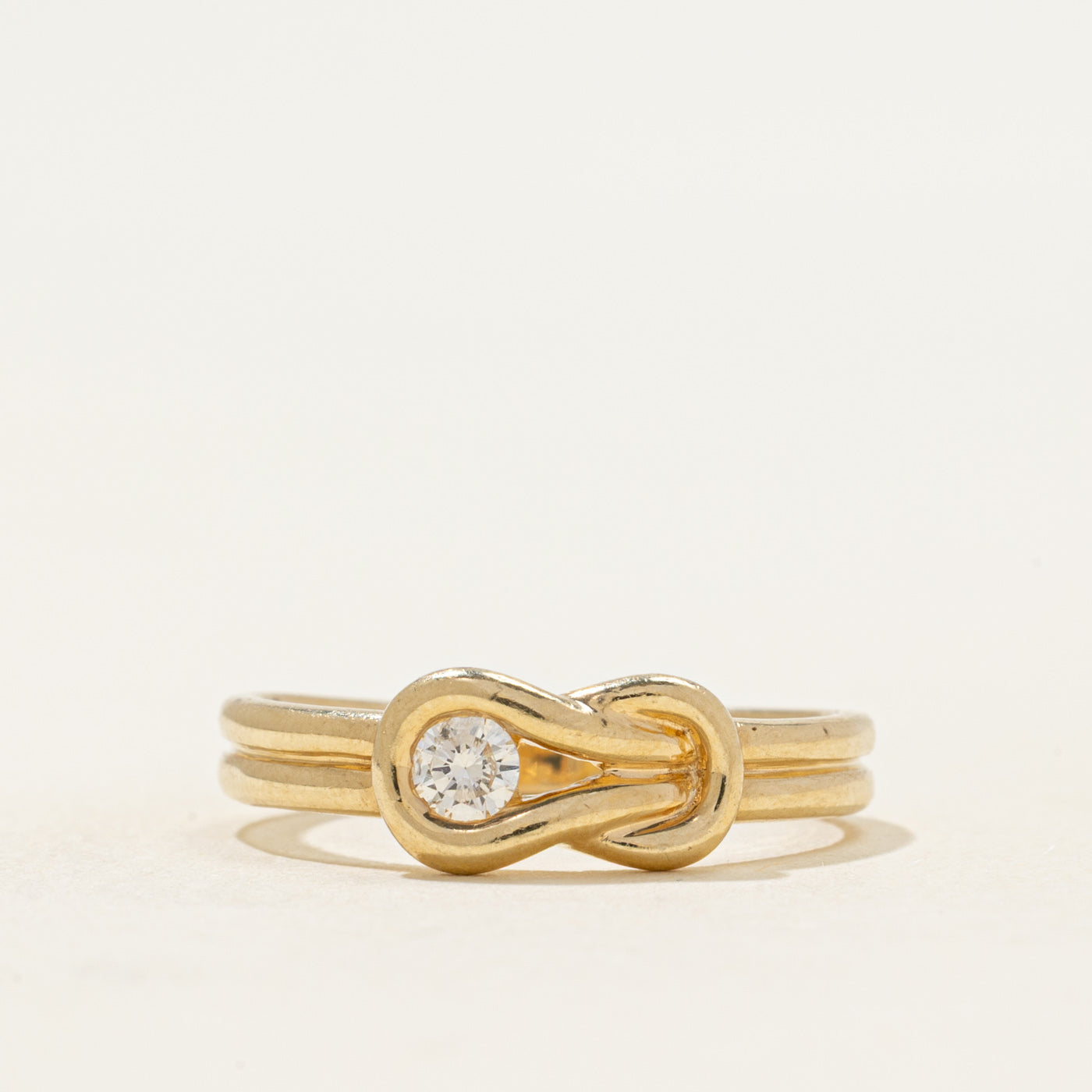Bague à boucle rainurée sertie de diamants | 0,13 ct | Taille 8