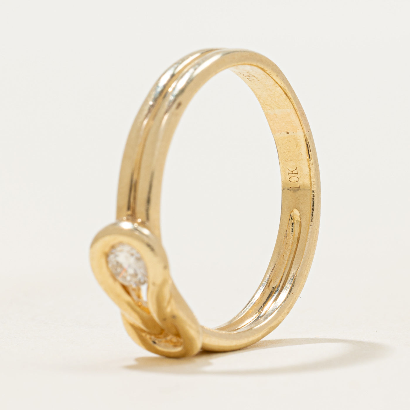 Bague à boucle rainurée sertie de diamants | 0,13 ct | Taille 8
