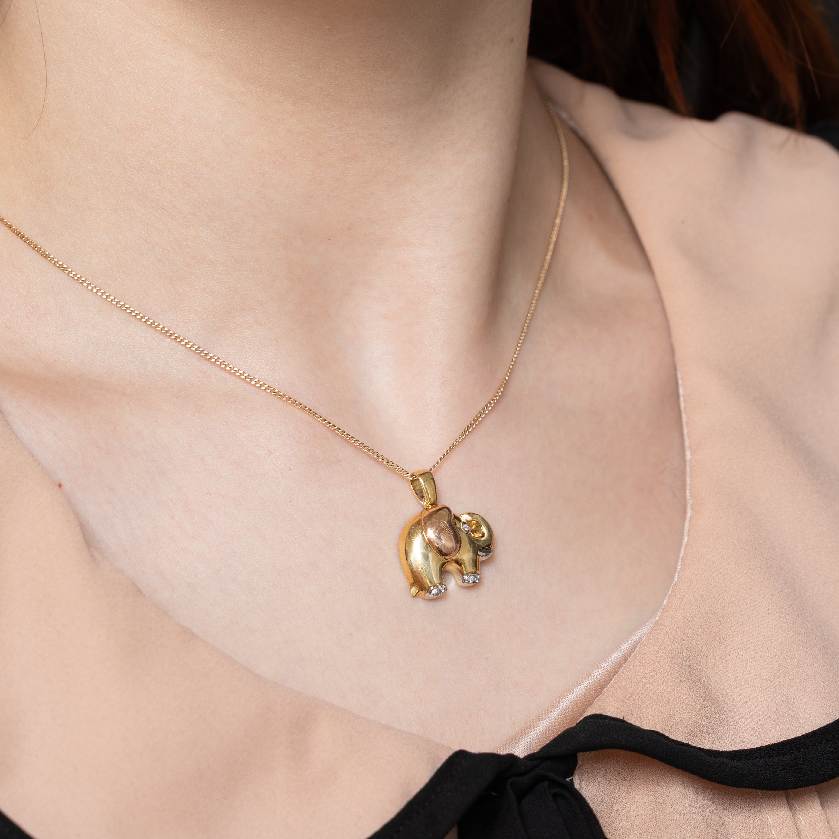 Pendentif éléphant en diamant et initiale « A » | 0,04 ct