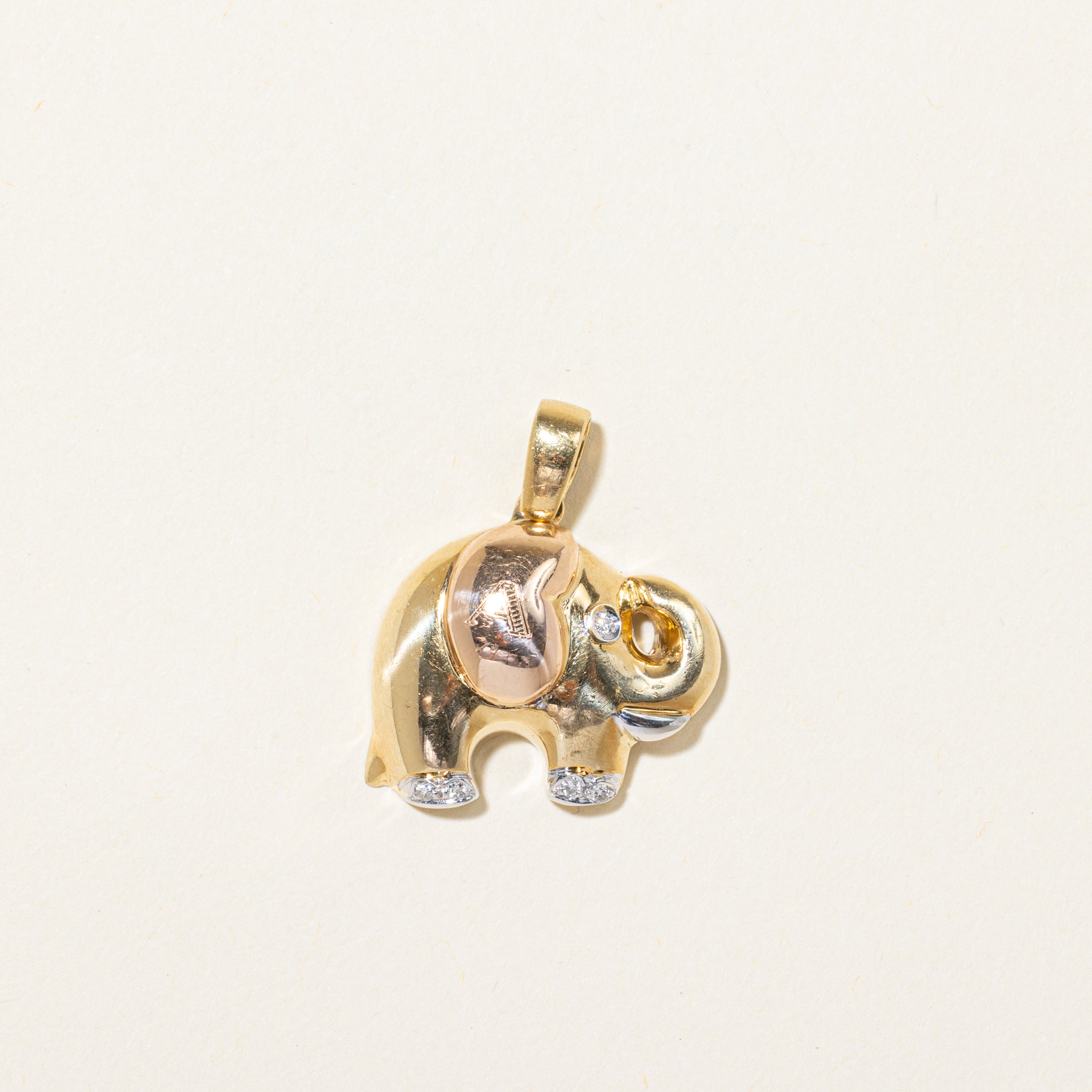 Pendentif éléphant en diamant et initiale « A » | 0,04 ct
