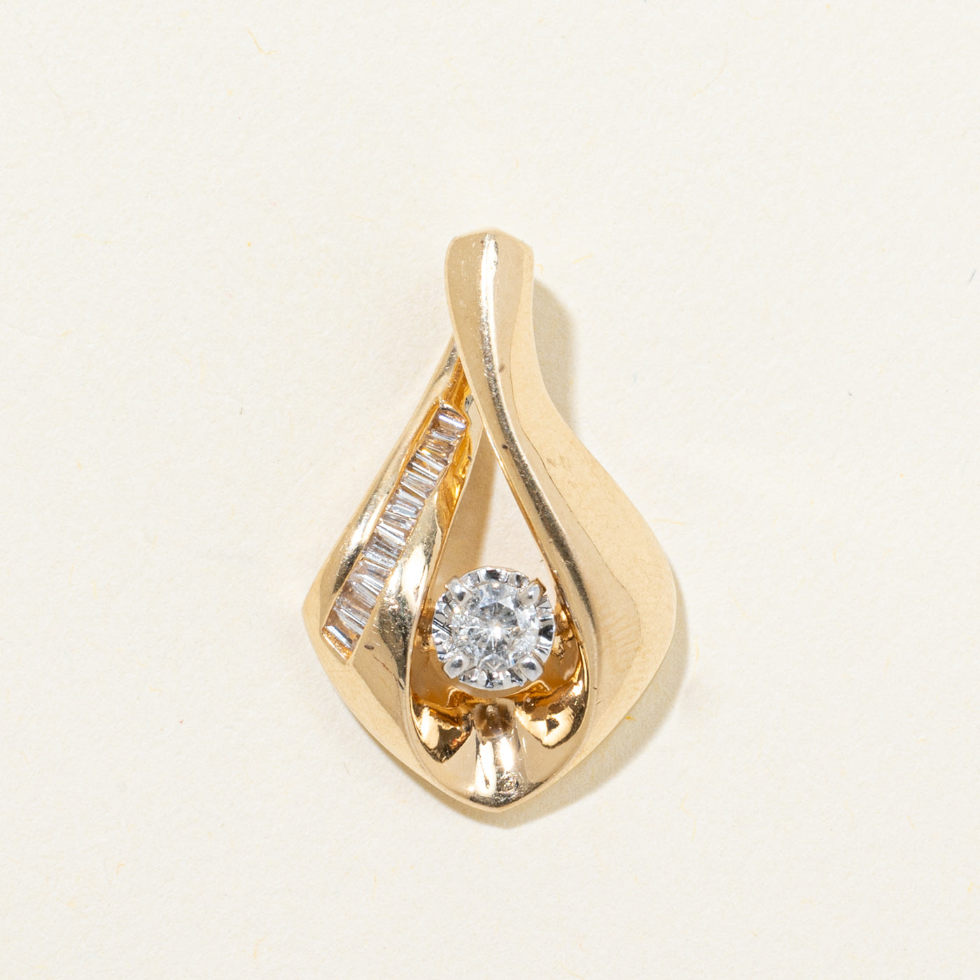 Illusion Set Diamond Twisted Pendant | 0.29ctw