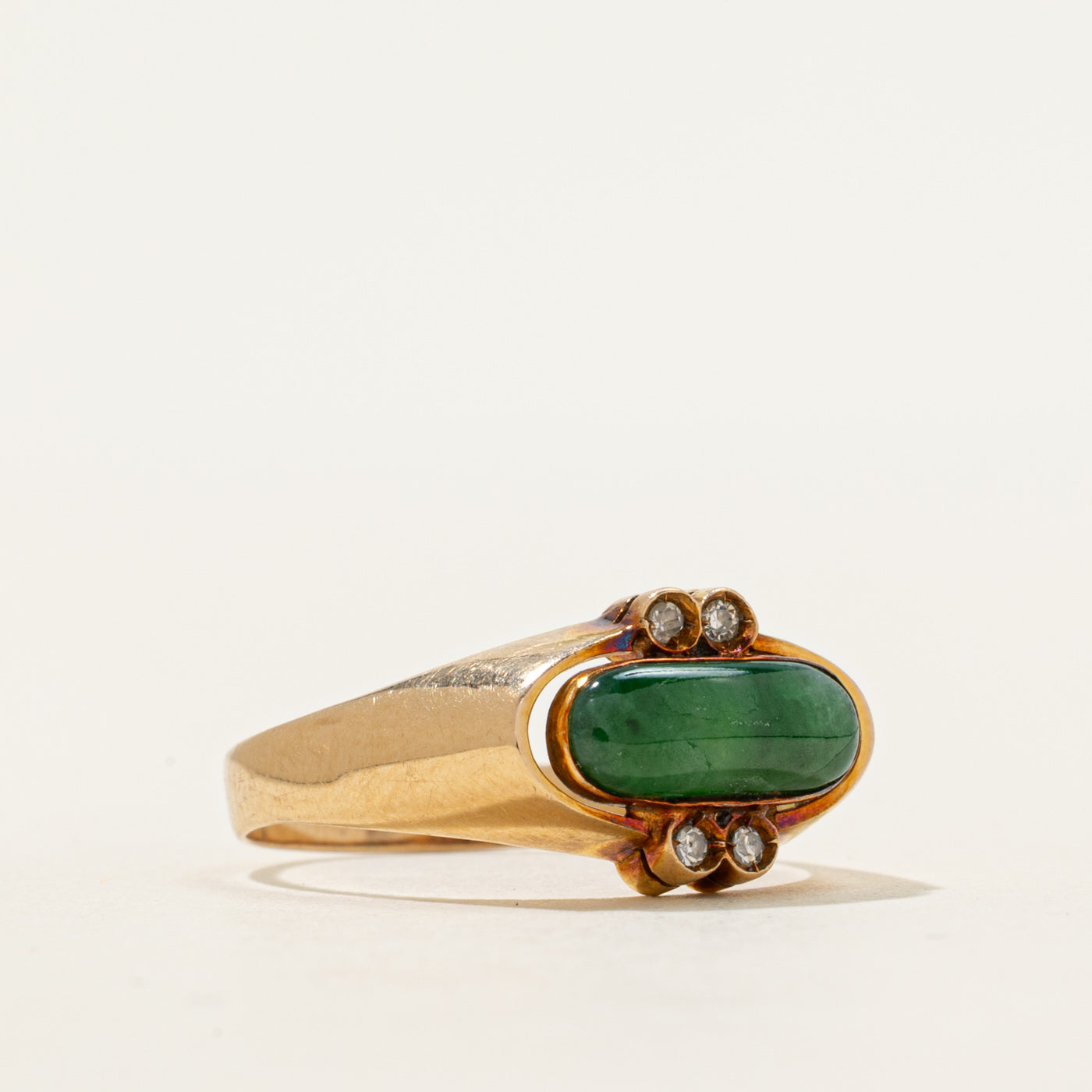Bague East West en jadéite et diamants | 1,03 ct, 0,02 ct au total | Taille 7,25