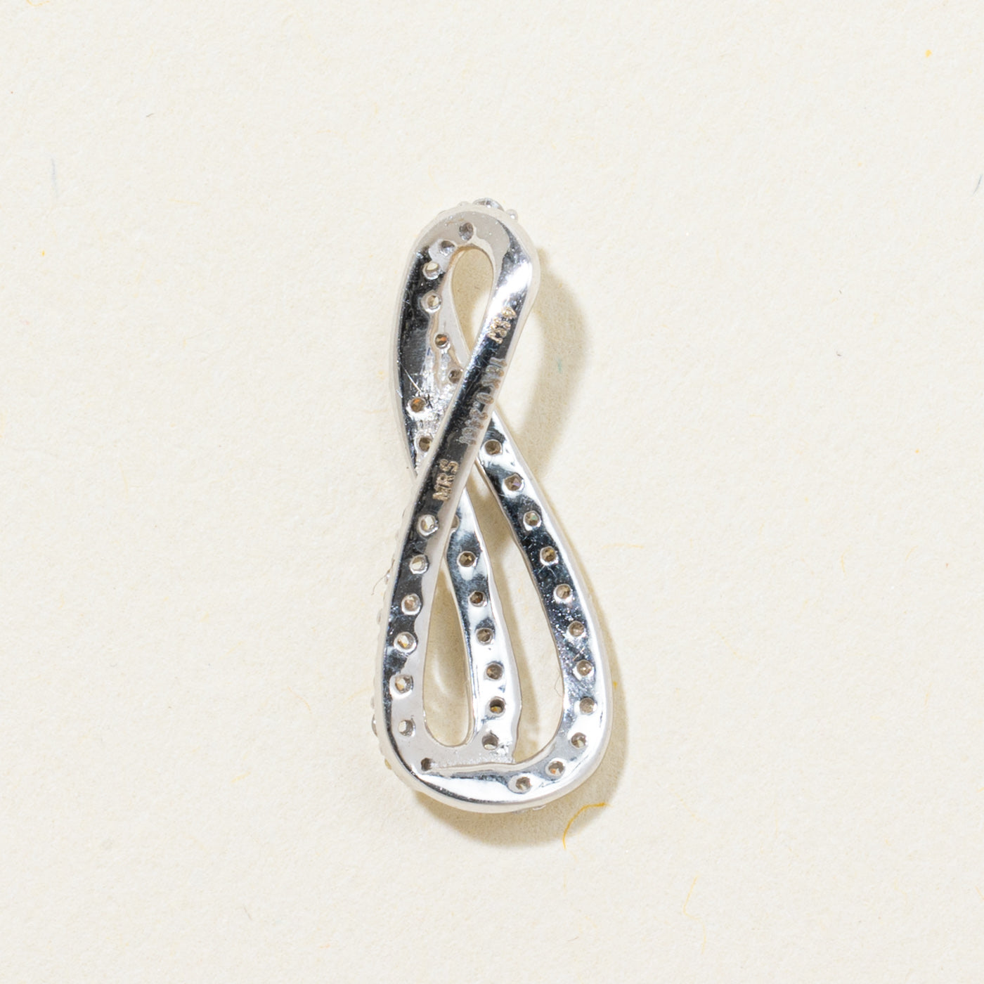 Pendentif croisé en or 18 carats serti de diamants | 0,24 ct