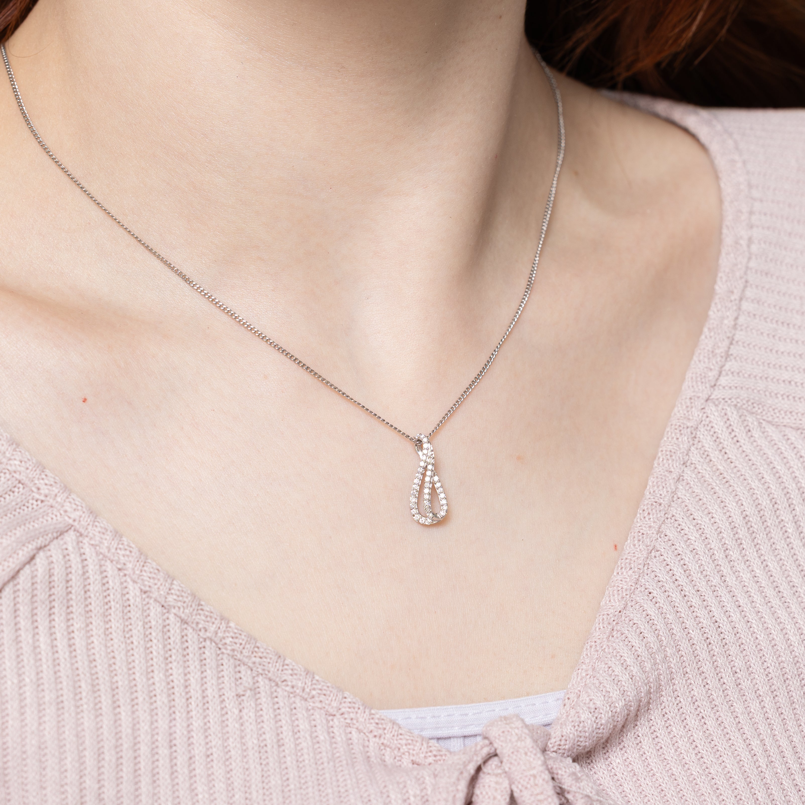 Pendentif croisé en or 18 carats serti de diamants | 0,24 ct