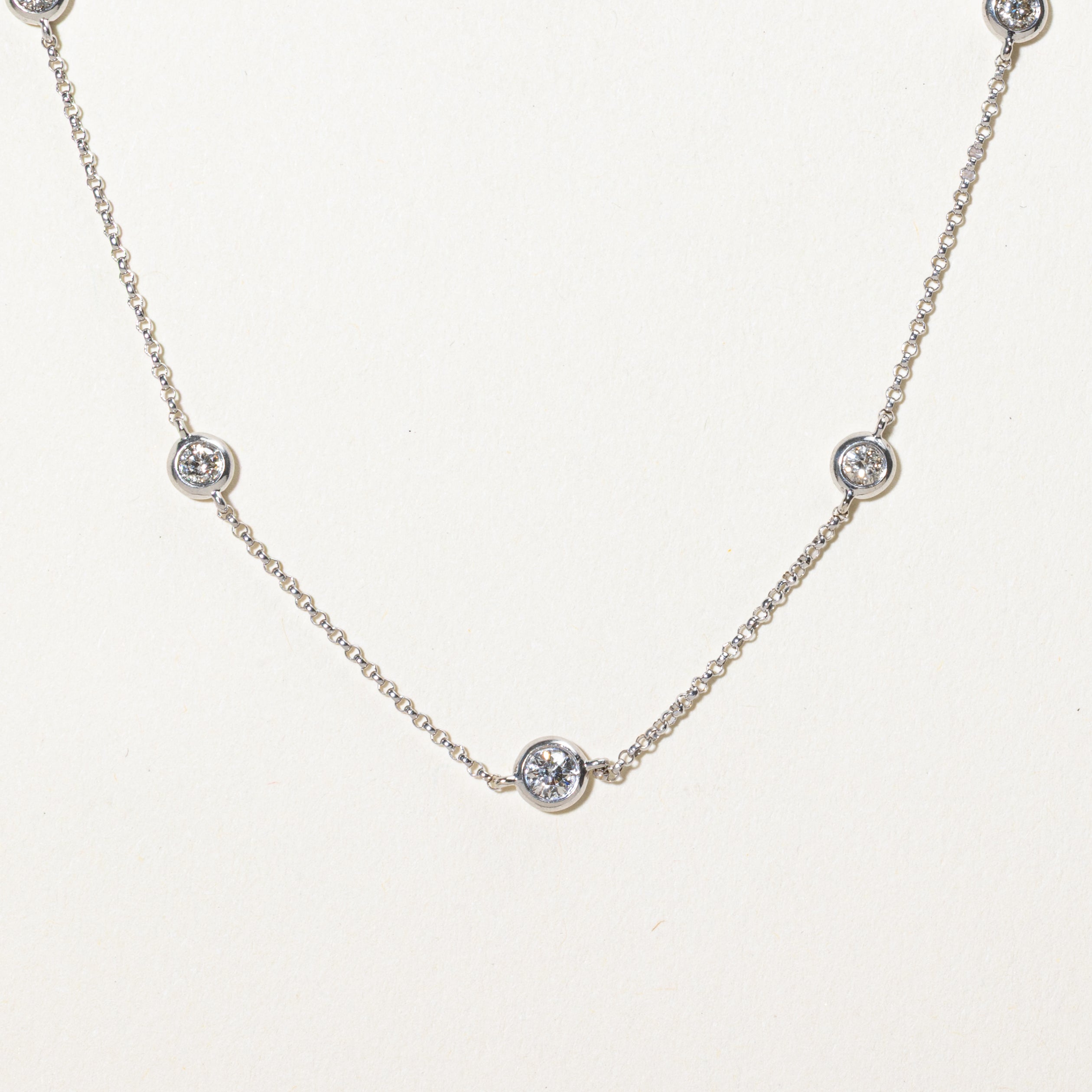 Collier en or blanc serti clos de diamants et chaîne satellite | 0,05 ct au total | 40,6 cm