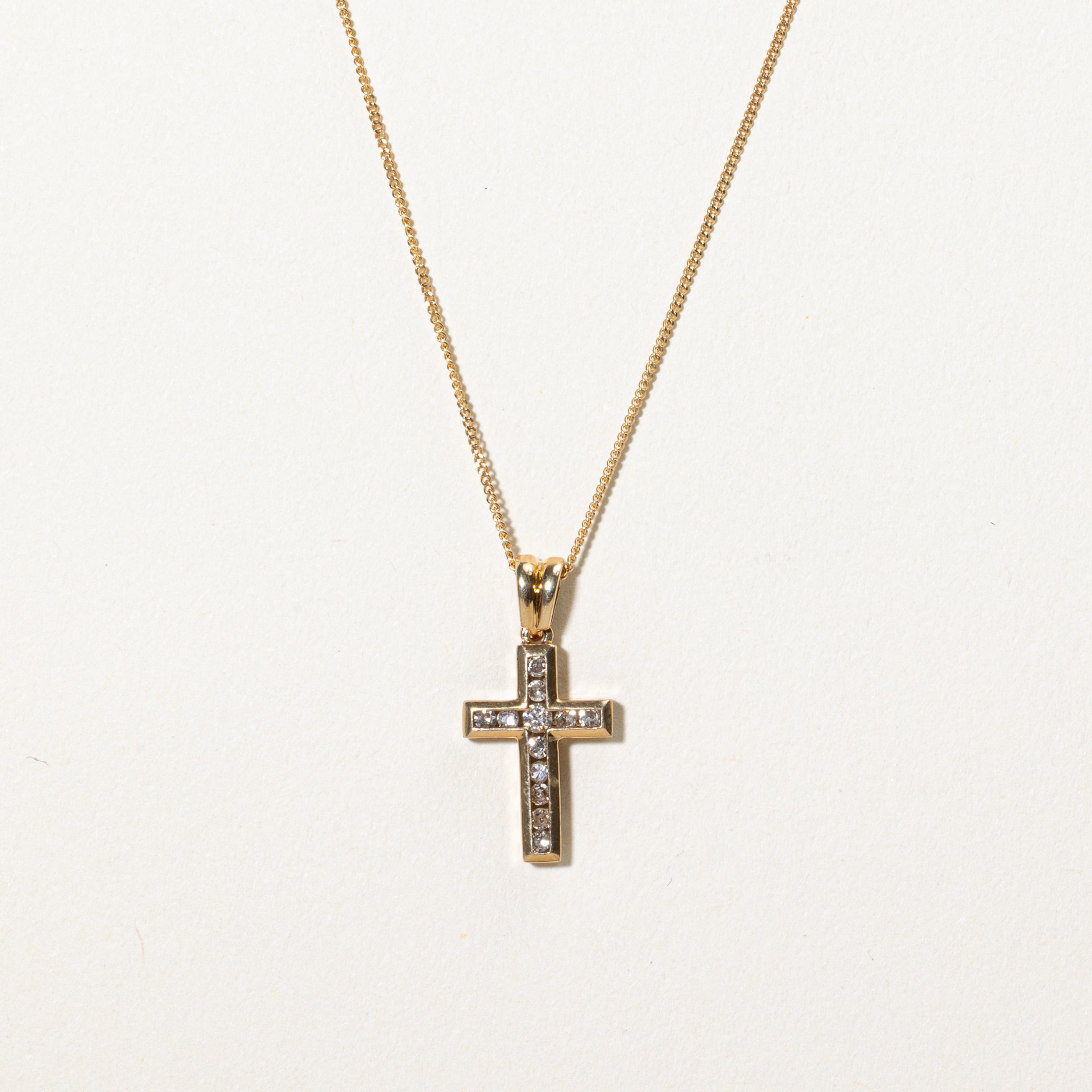 Collier pendentif croix serti de diamants en canal | 0,17 ct | 45,7 cm
