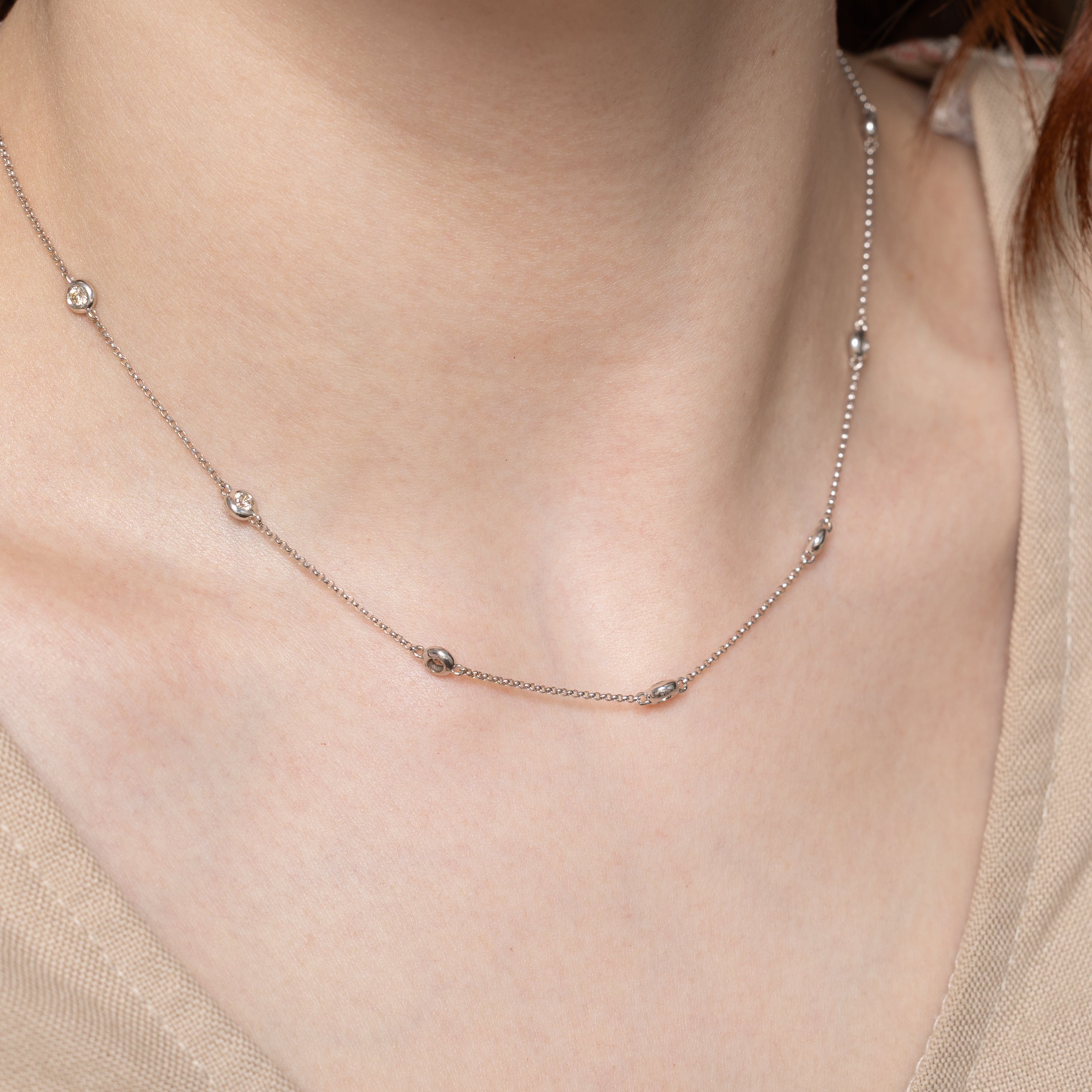 Collier en or blanc serti clos de diamants et chaîne satellite | 0,05 ct au total | 40,6 cm