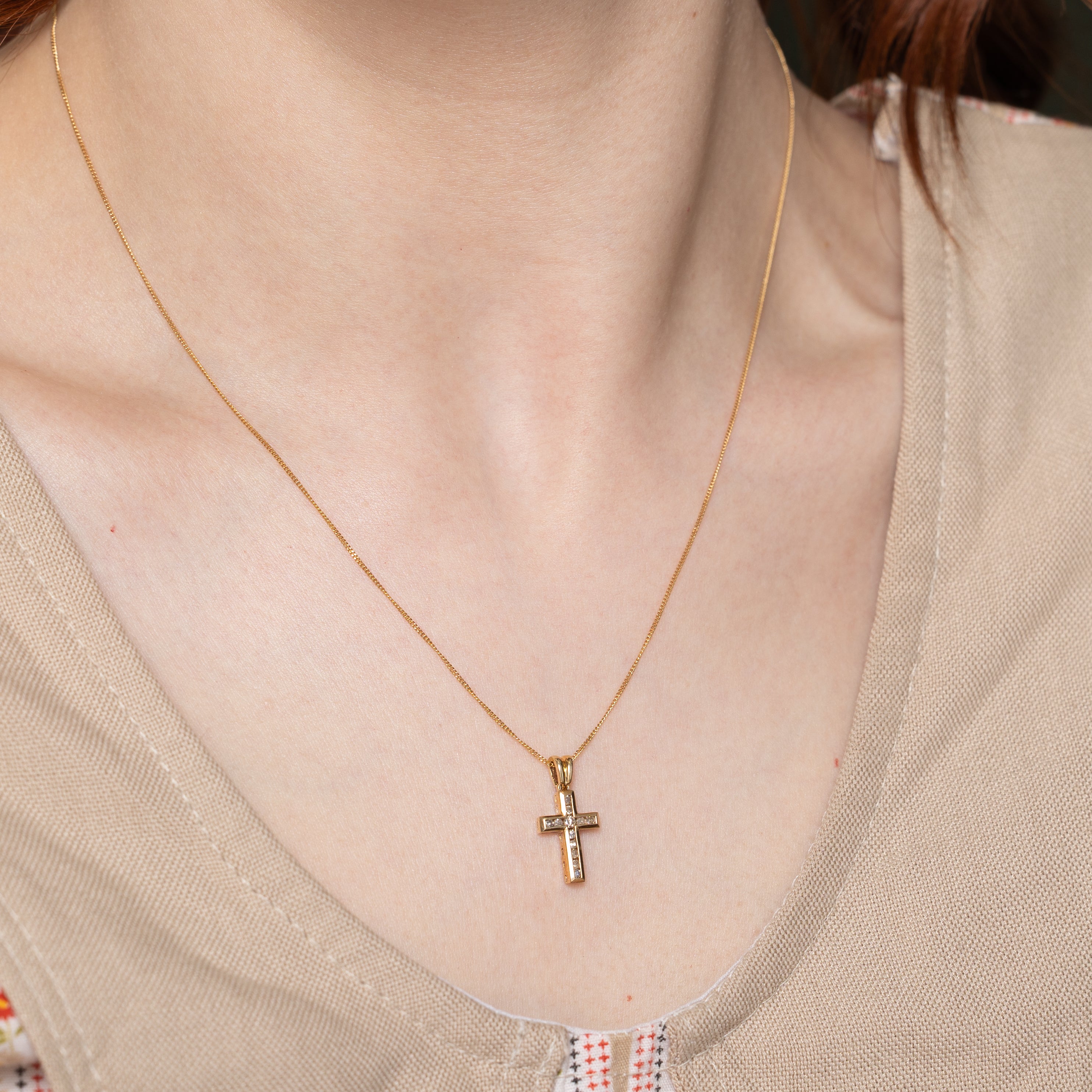 Collier pendentif croix serti de diamants en canal | 0,17 ct | 45,7 cm