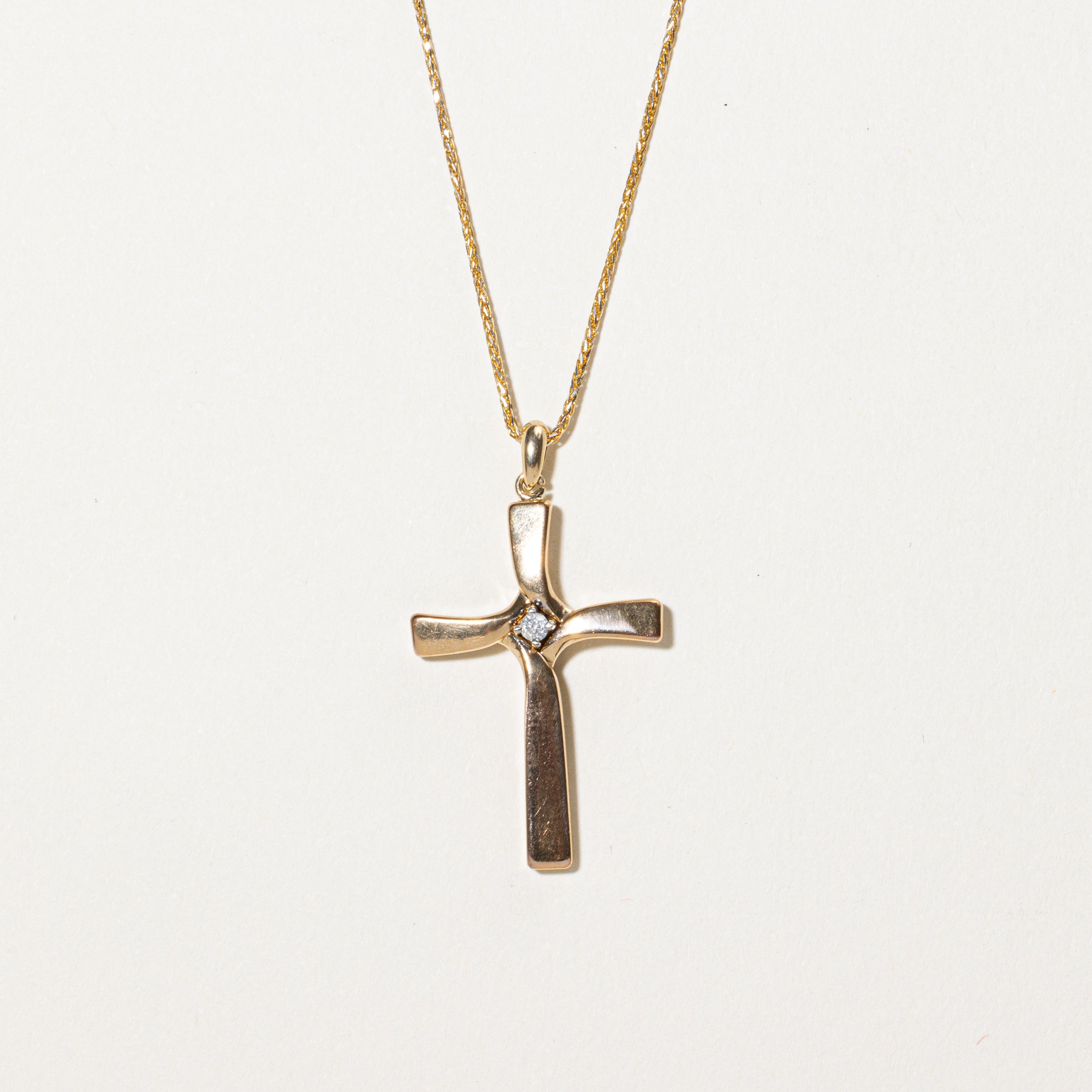 Collier pendentif croix en diamant | 0,03 ct | 45,7 cm