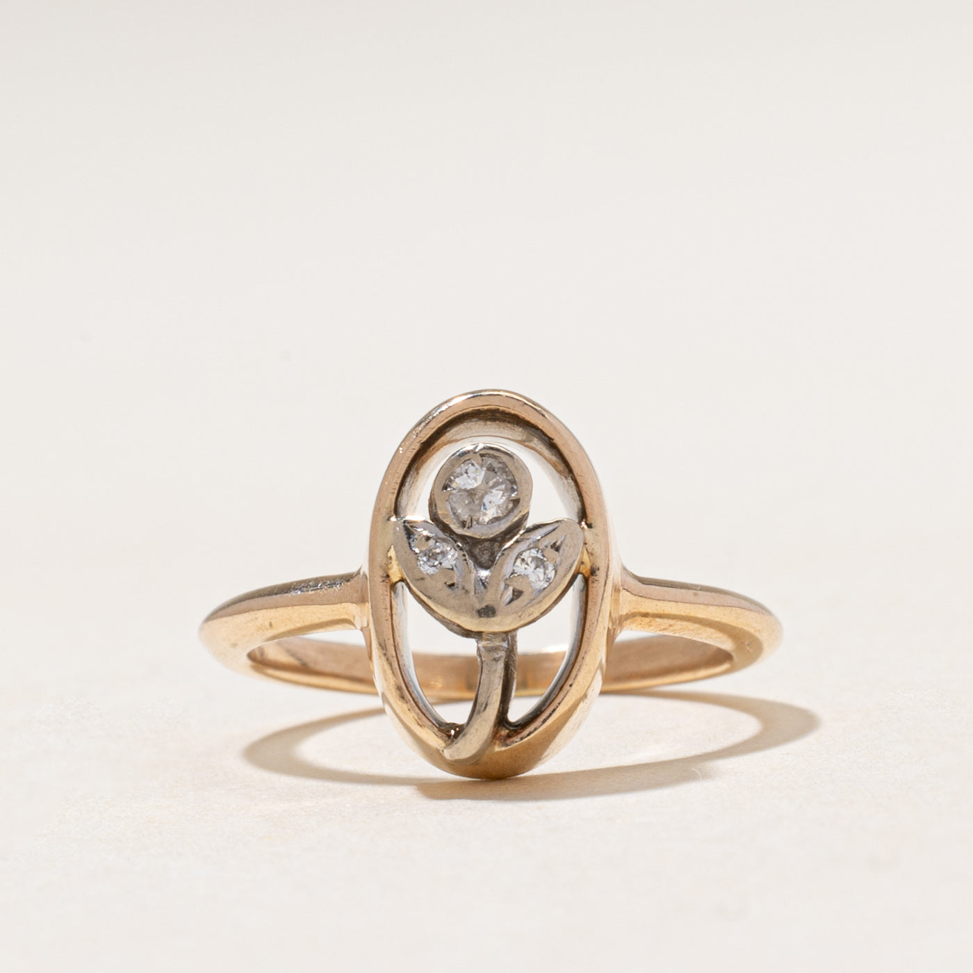 Bague ovale à motif floral en diamant | 0,06 ct | Taille 4,75