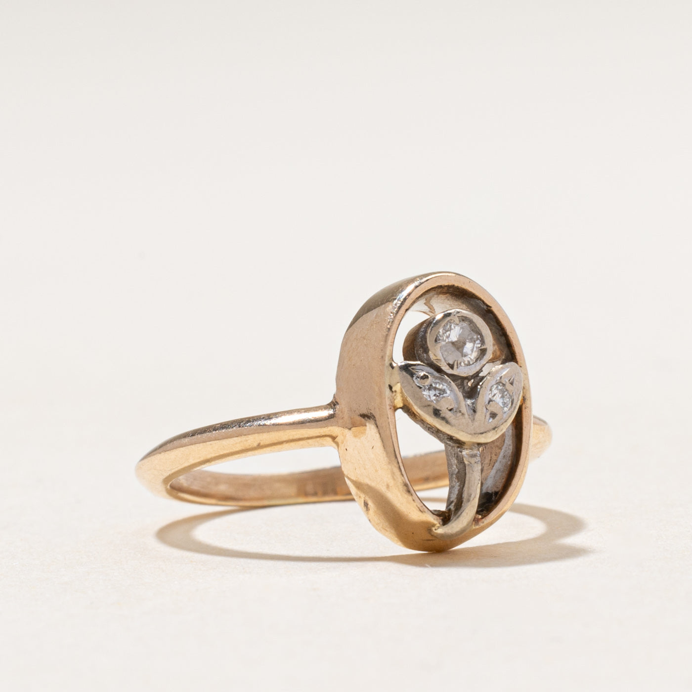 Bague ovale à motif floral en diamant | 0,06 ct | Taille 4,75