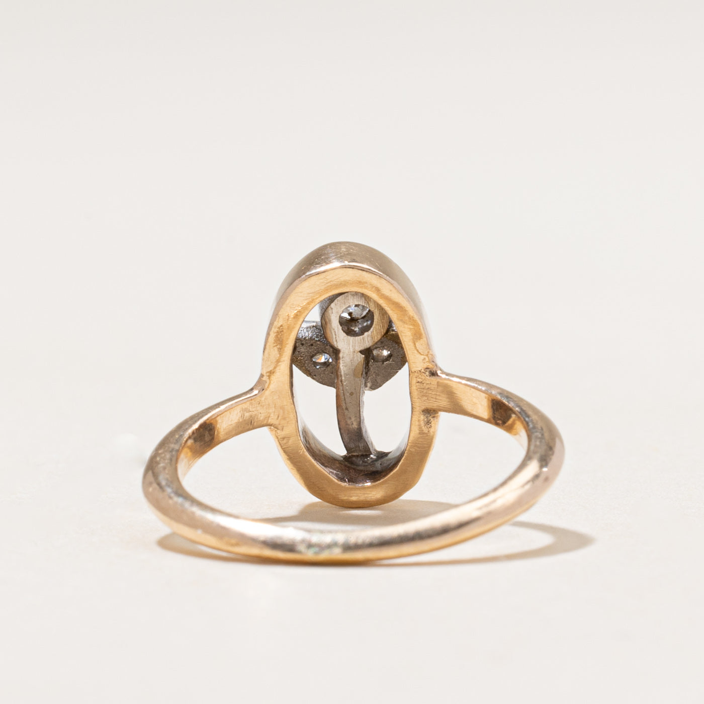 Bague ovale à motif floral en diamant | 0,06 ct | Taille 4,75