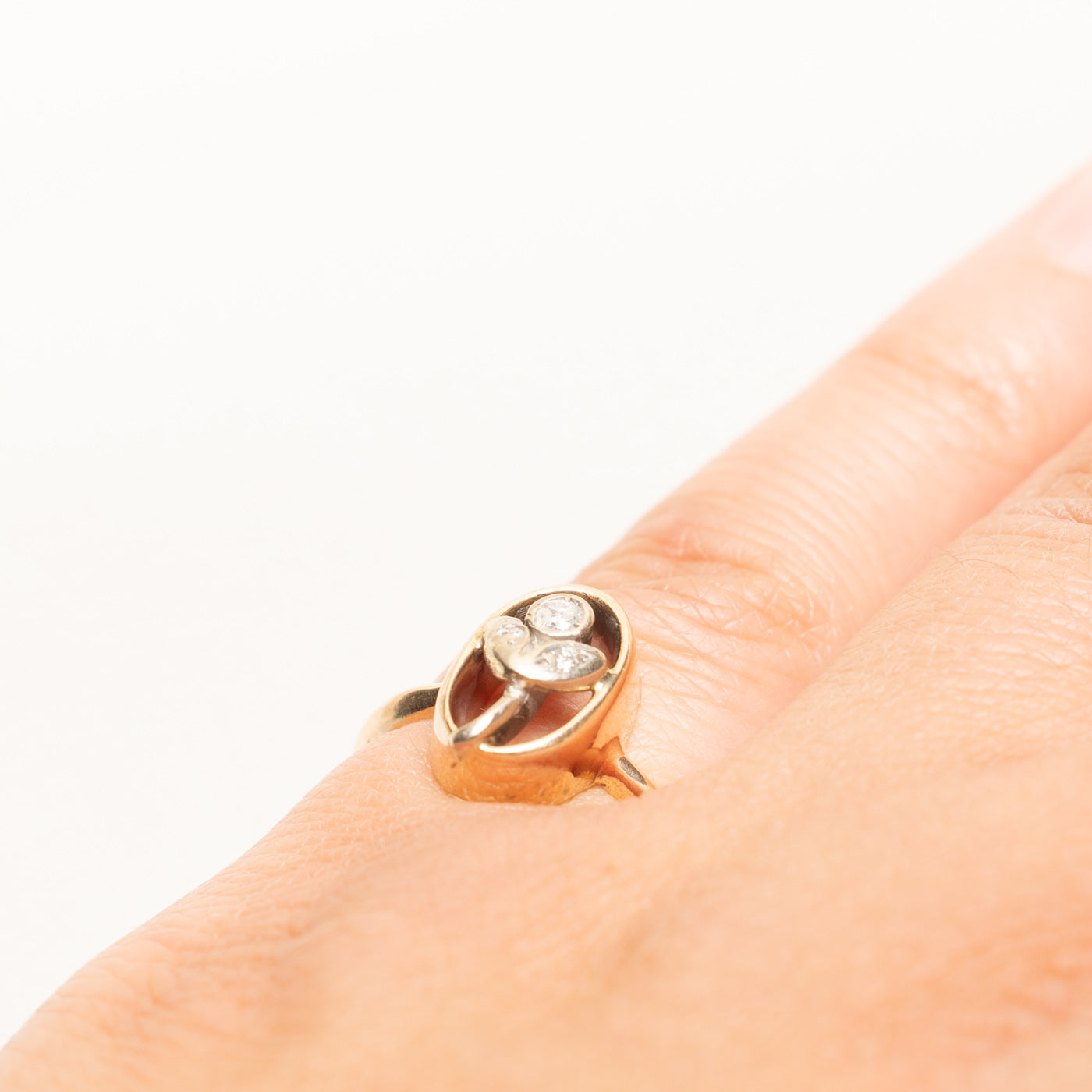 Bague ovale à motif floral en diamant | 0,06 ct | Taille 4,75