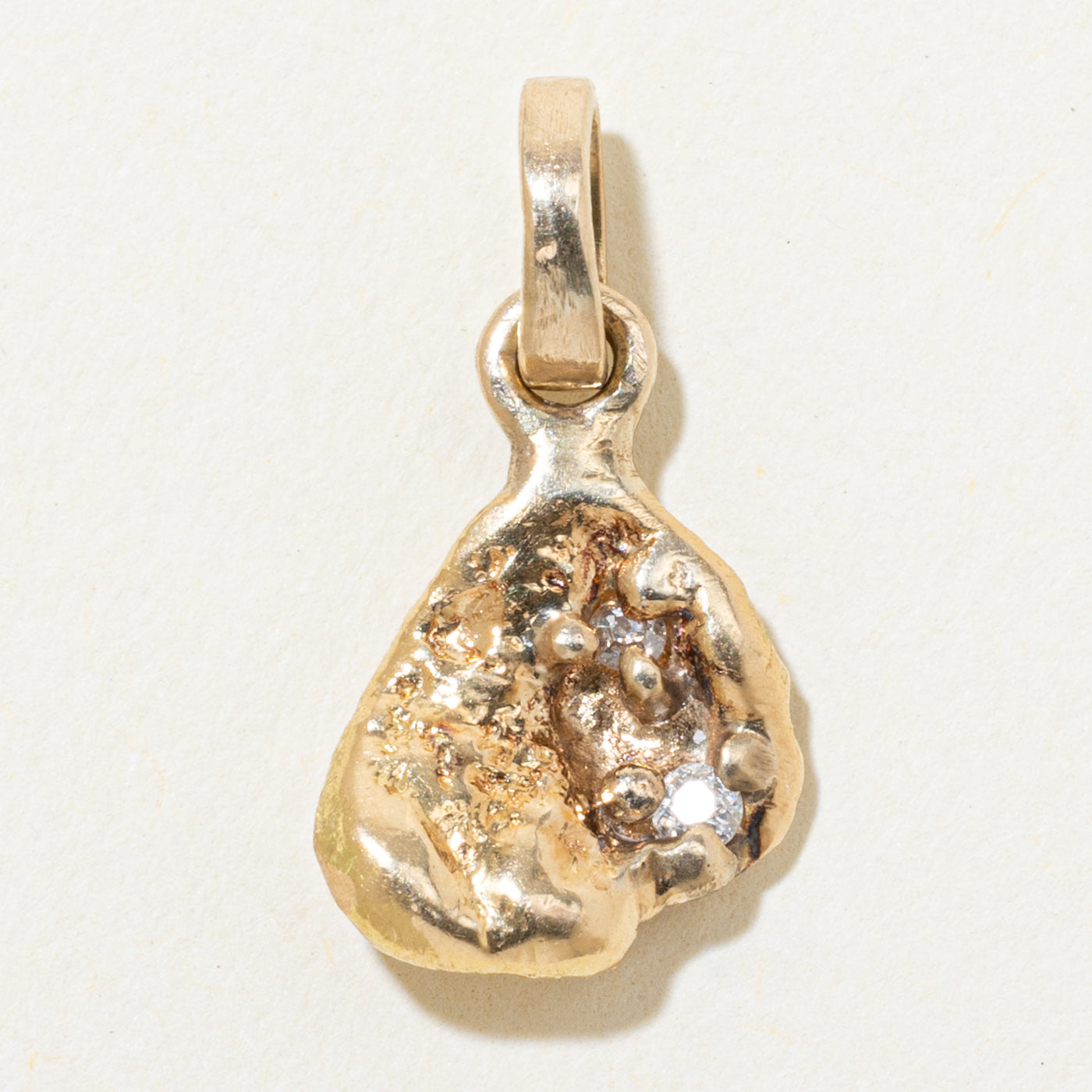 Breloque en or jaune 18 carats sertie d'un diamant en forme de pépite