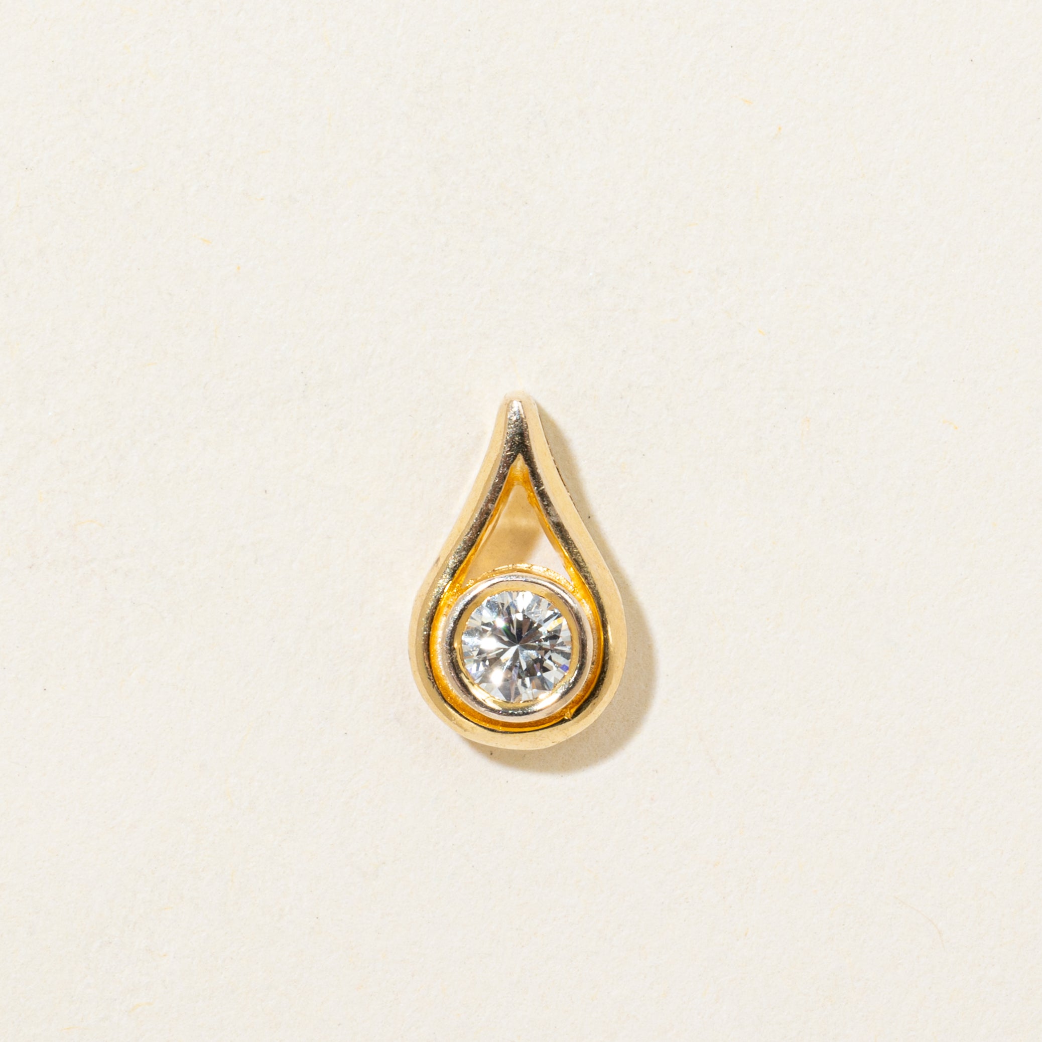 Pendentif en forme de poire serti clos avec diamants | 0,17 ct