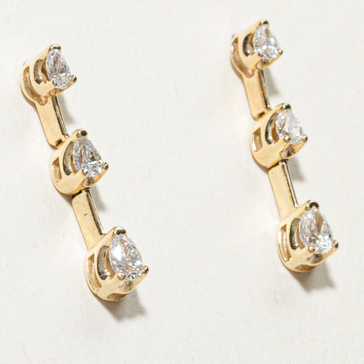 Boucles d'oreilles pendantes à trois diamants | 0,49 ct