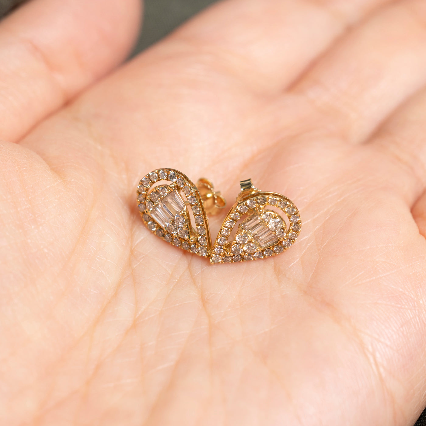 Boucles d'oreilles puces en or 18 carats serties de diamants en forme de poire | 1,00 ct au total