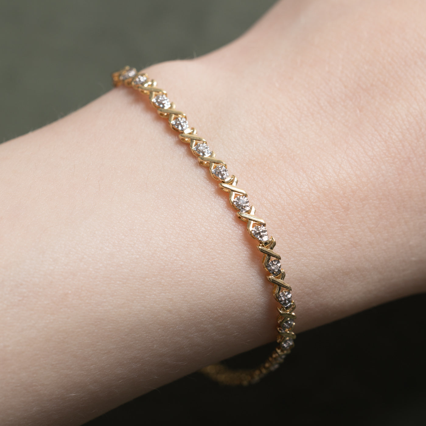 10K Diamond Crossover Tennis Bracelet | 0.10ctw | 7.25"