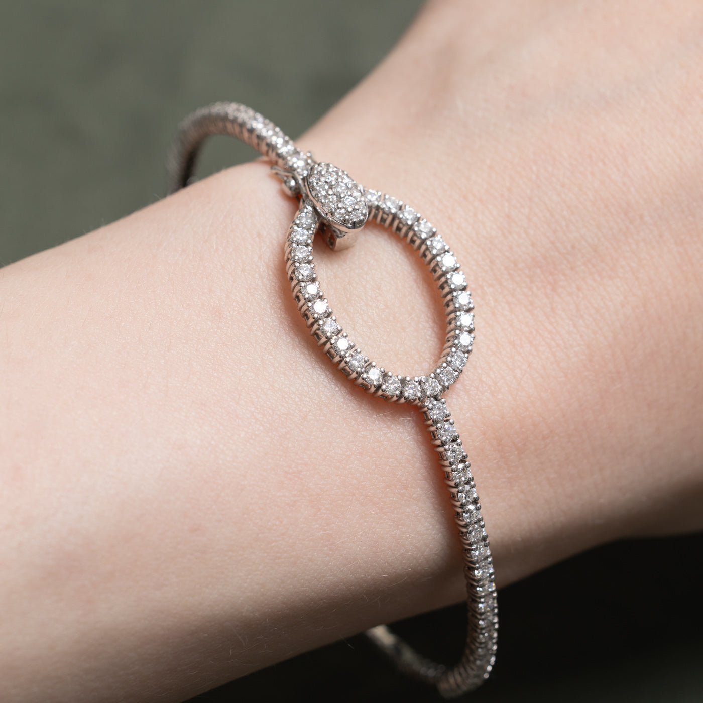 Bracelet jonc ovale ouvert en or 18 carats serti pavé de diamants | 2,13 ct au total | 20 cm