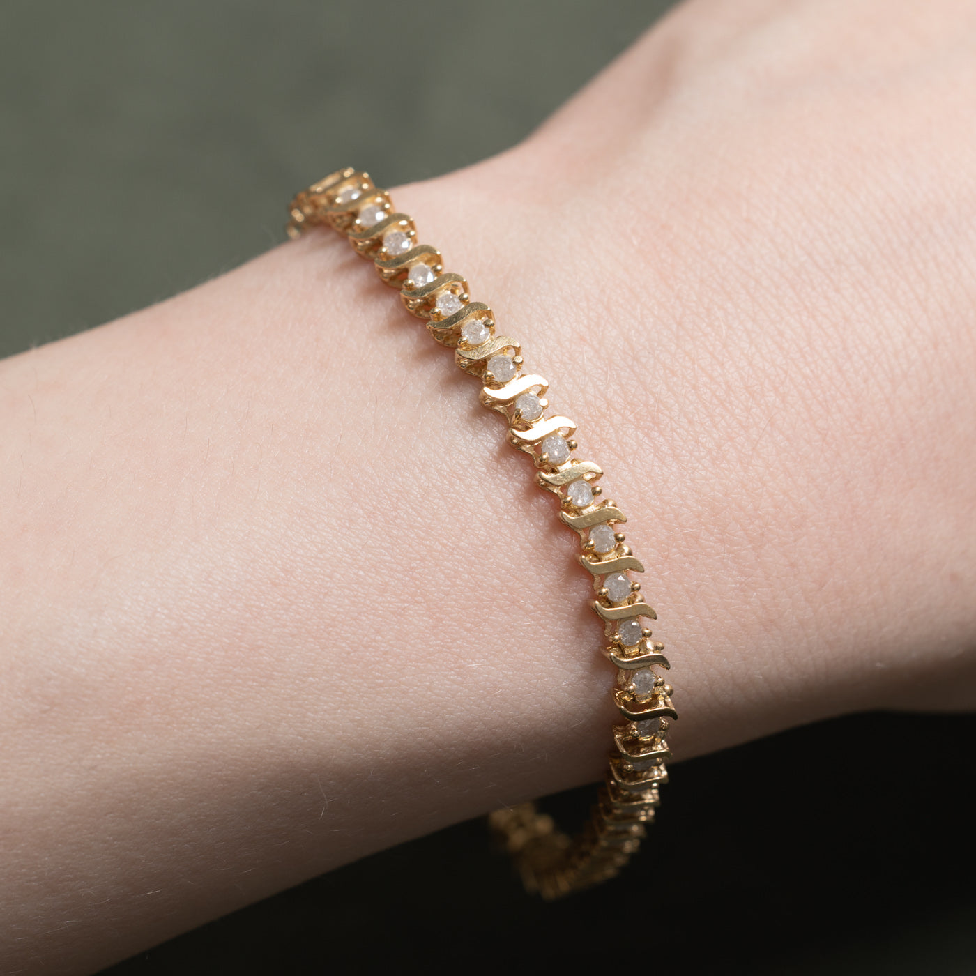 Bracelet tennis en or 10 carats serti de diamants tourbillonnants | 1,97 ct au total | 17,8 cm