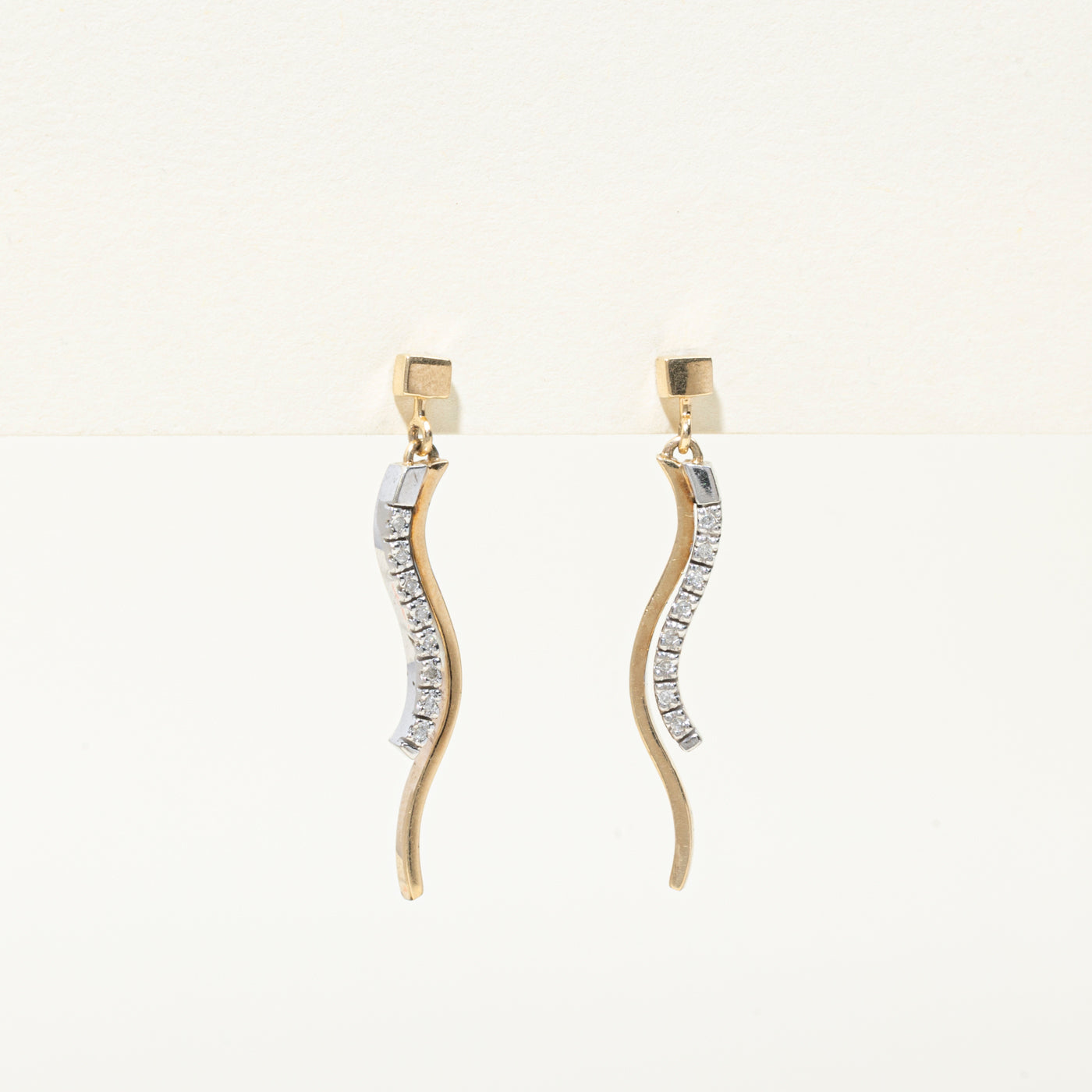 Boucles d'oreilles pendantes en or bicolore serties de diamants en forme de vague | 0,08 ct au total