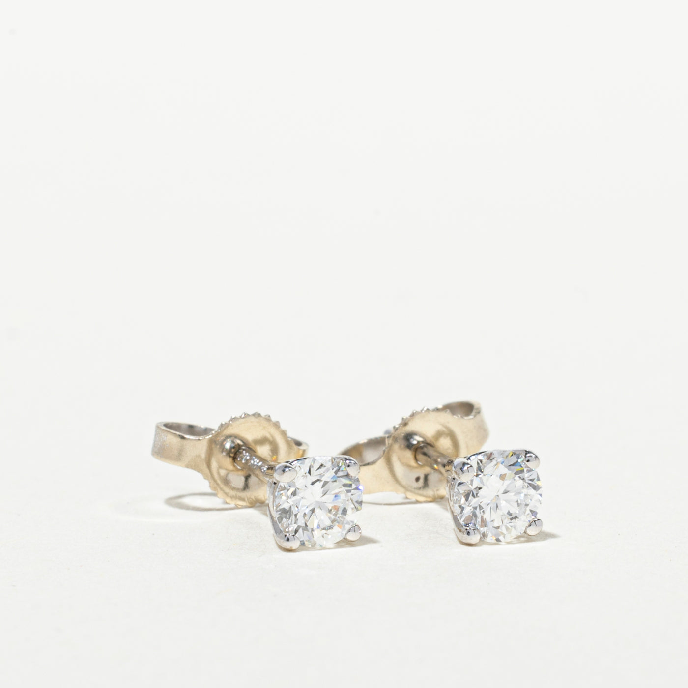 Boucles d'oreilles puces solitaire en or blanc serties de diamants | 0,50 ct