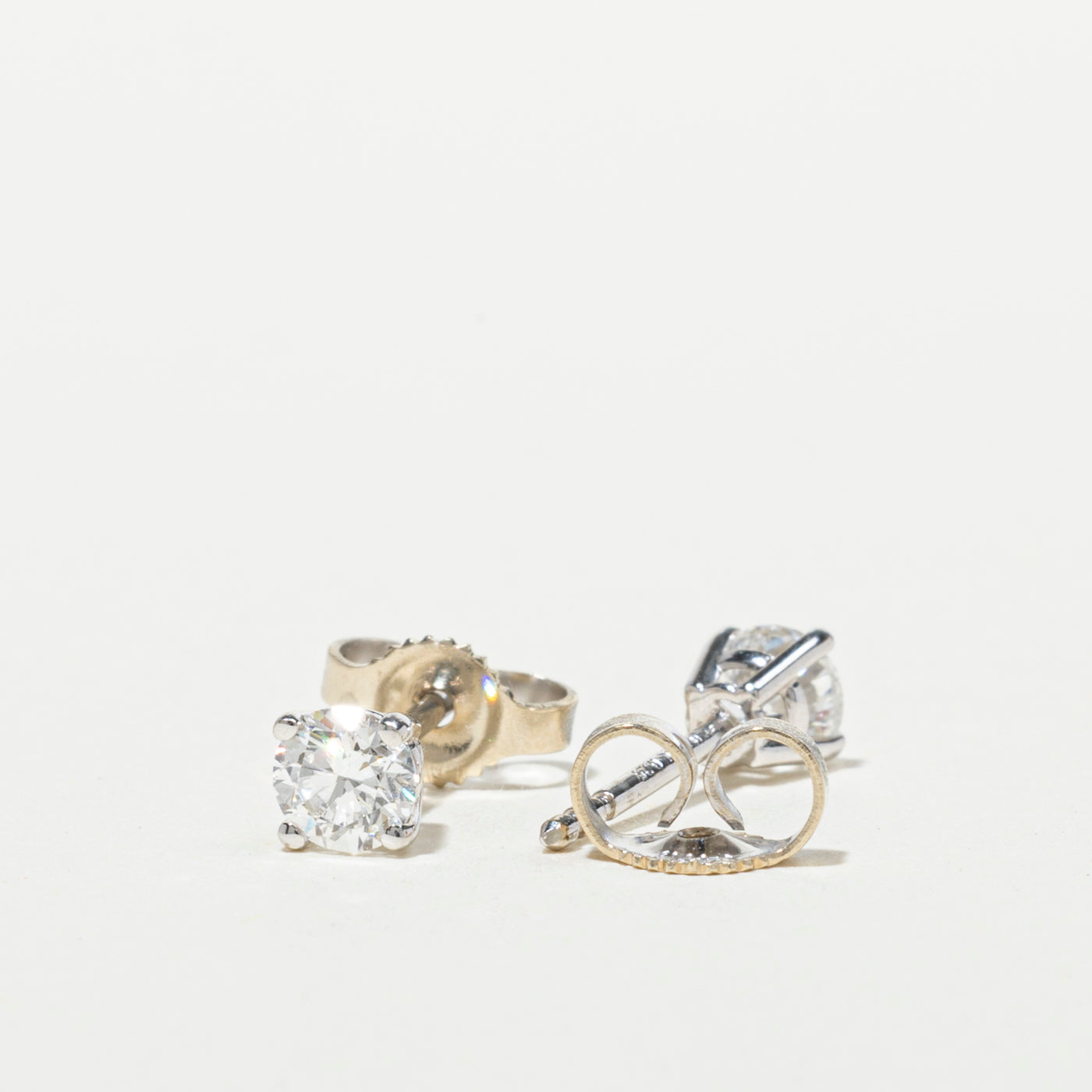 Boucles d'oreilles puces solitaire en or blanc serties de diamants | 0,50 ct