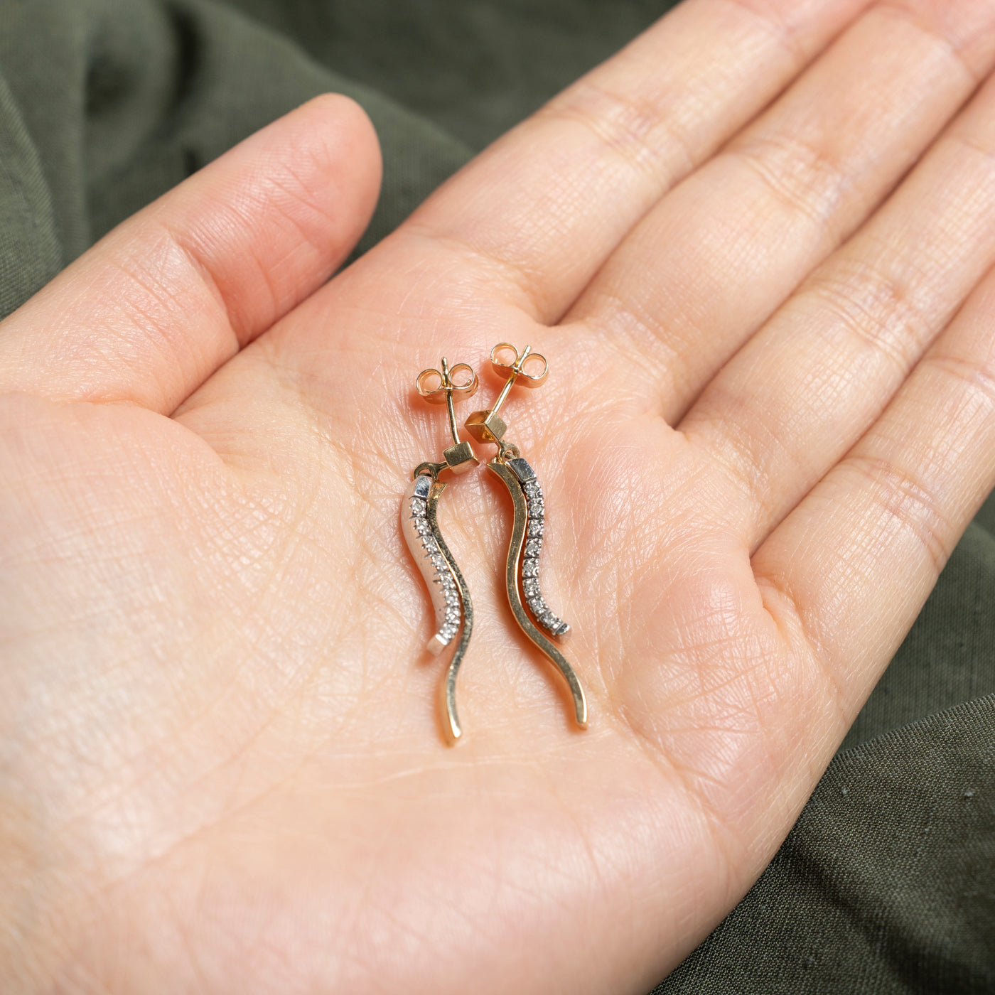 Boucles d'oreilles pendantes en or bicolore serties de diamants en forme de vague | 0,08 ct au total