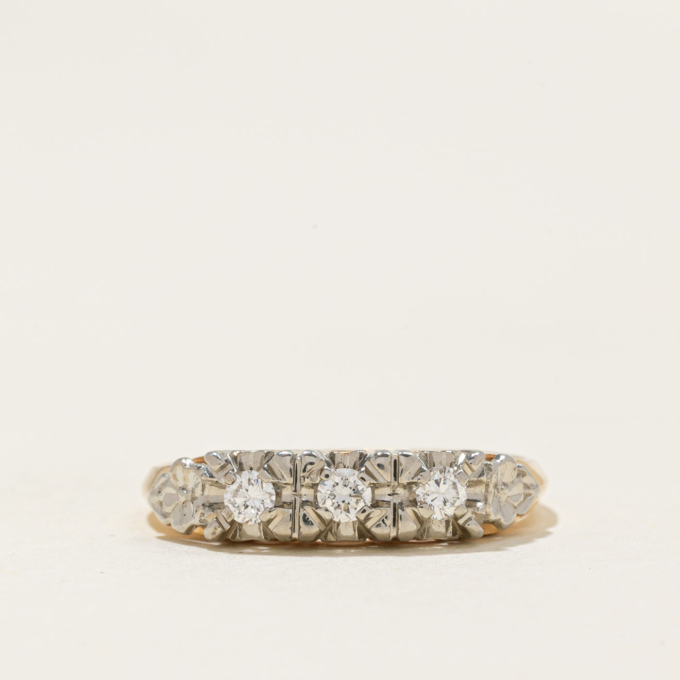 Bague texturée à trois diamants | 0,15 ct au total | Taille 5,75 |