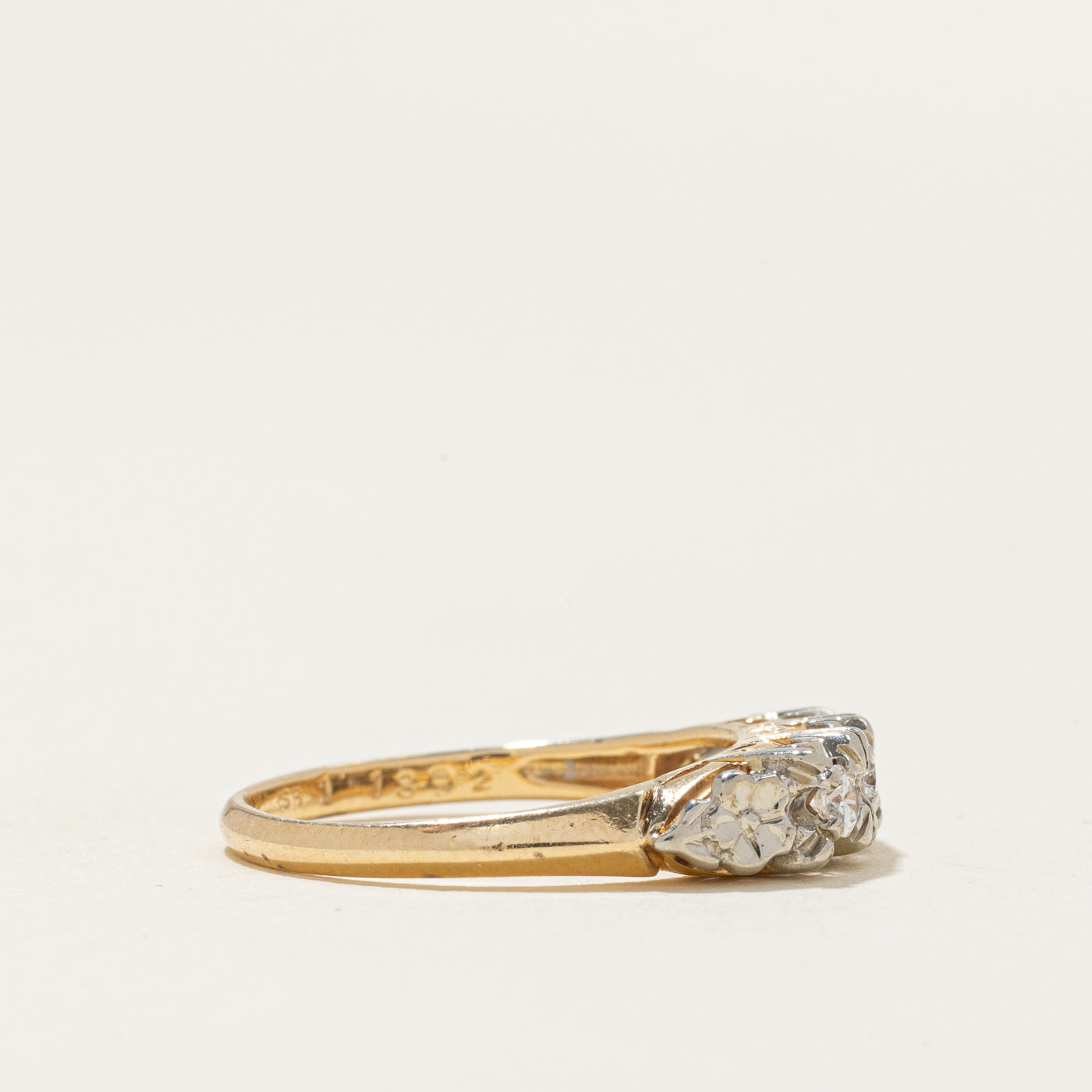 Bague texturée à trois diamants | 0,15 ct au total | Taille 5,75 |