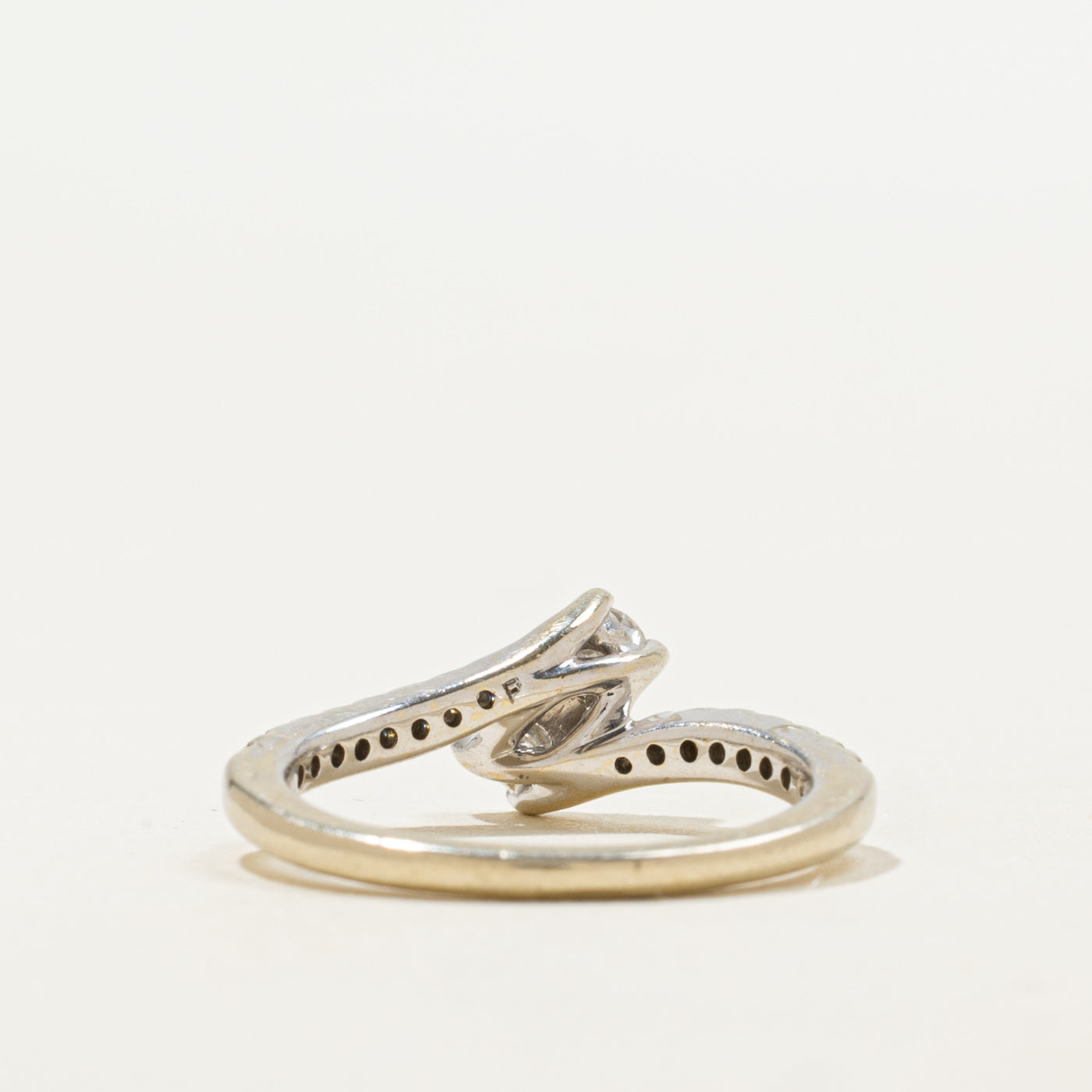 Bague en or blanc 14 carats sertie de deux diamants (0,49 ct au total) | Taille 6