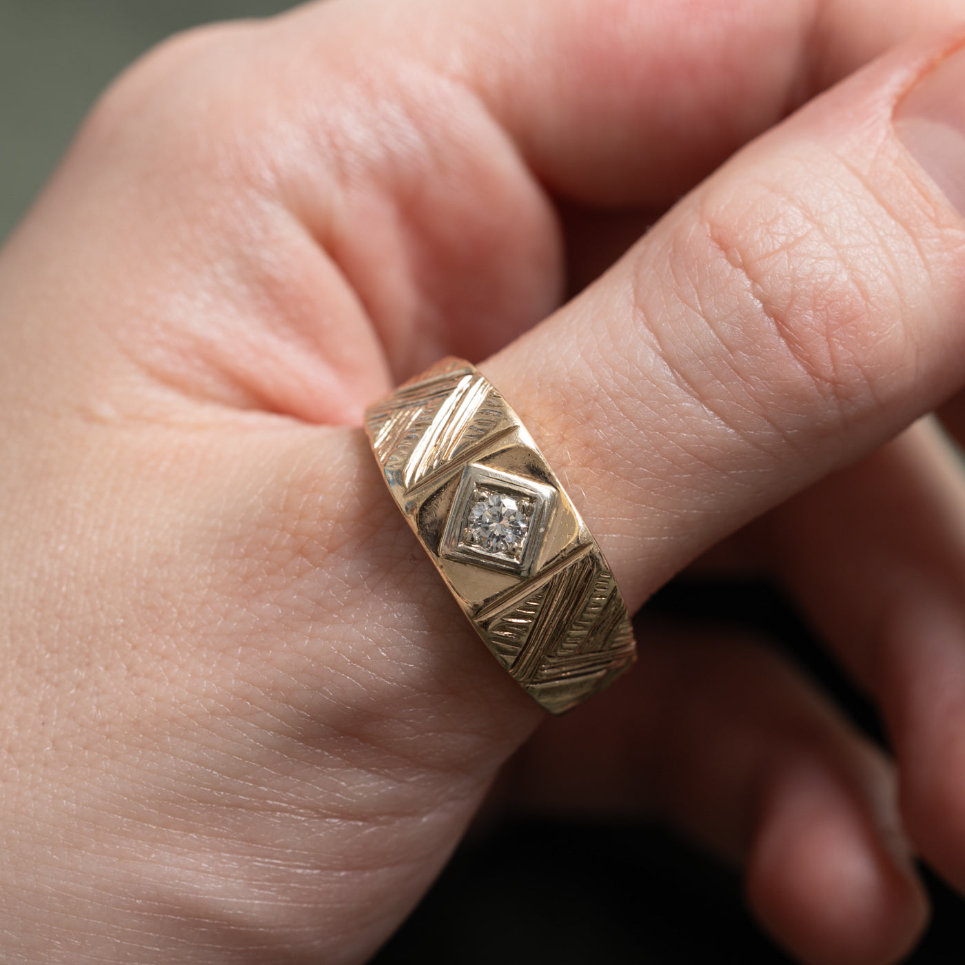 10K Solitaire Diamond Engraved Band | SZ 11.0