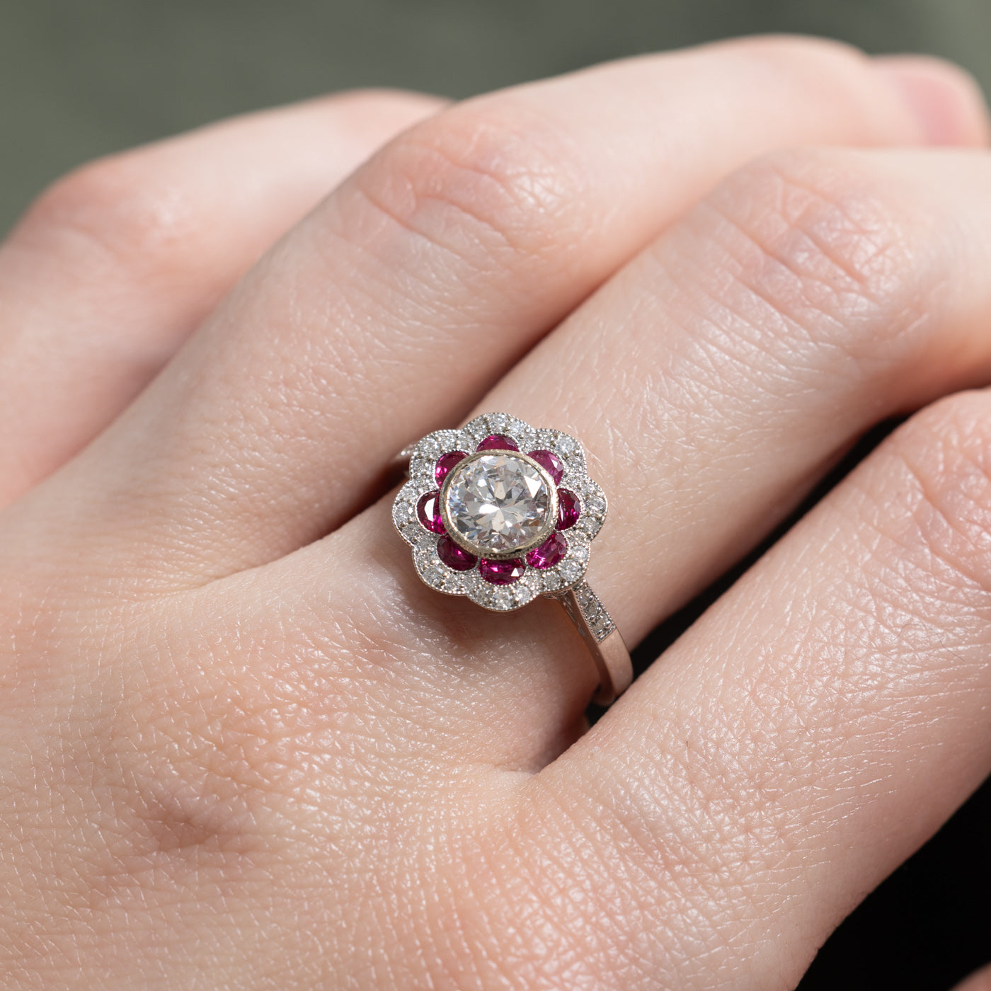 Bague florale festonnée d'inspiration Art déco, ornée de diamants et de rubis | 1,13 ct, 0,5 ct | Taille 6,5